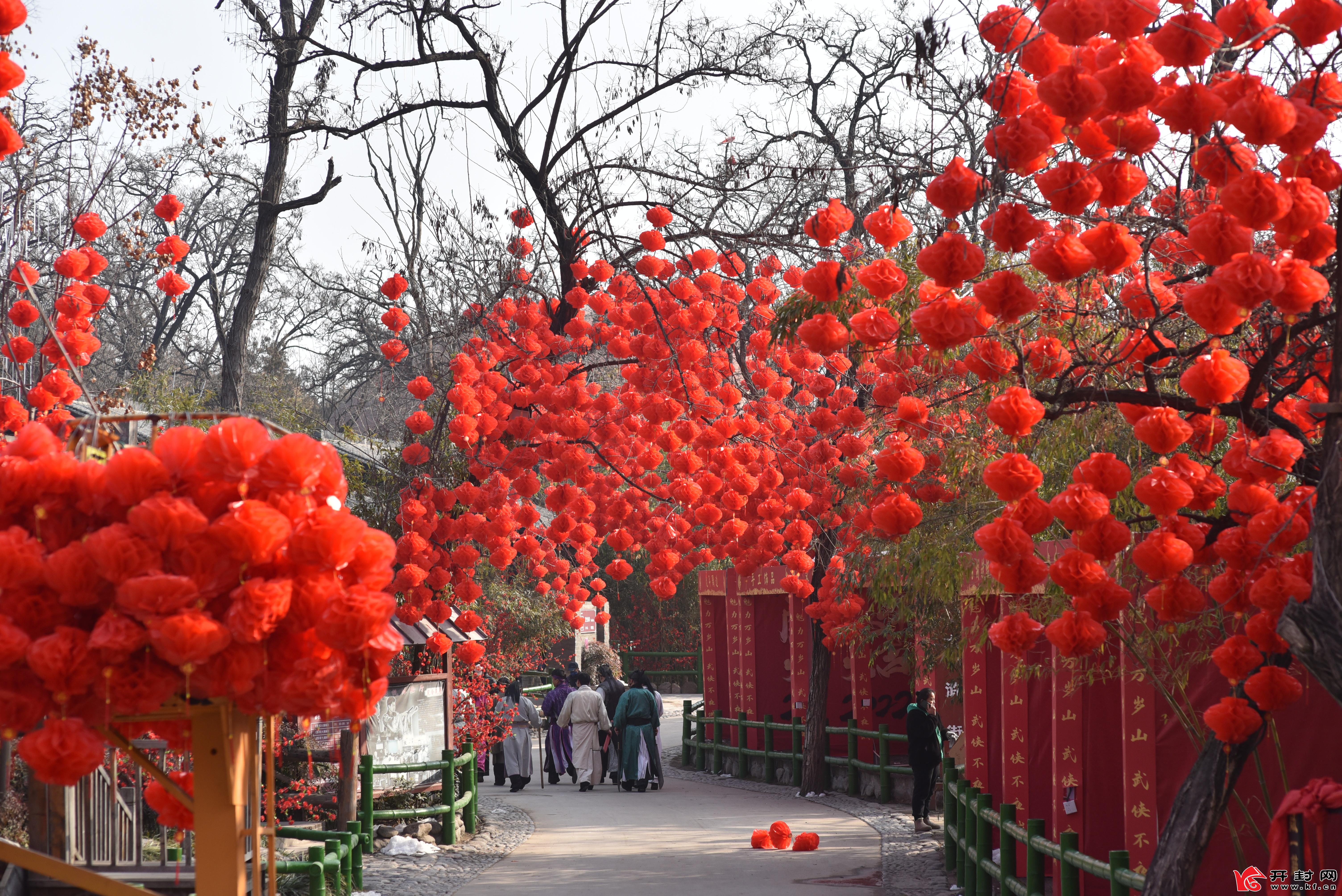 春节来临，开封景区和街头节日气氛越来越浓，景区红灯高挂，人们逛街购物，备足年货过新年。全媒体记者 赵文建 摄