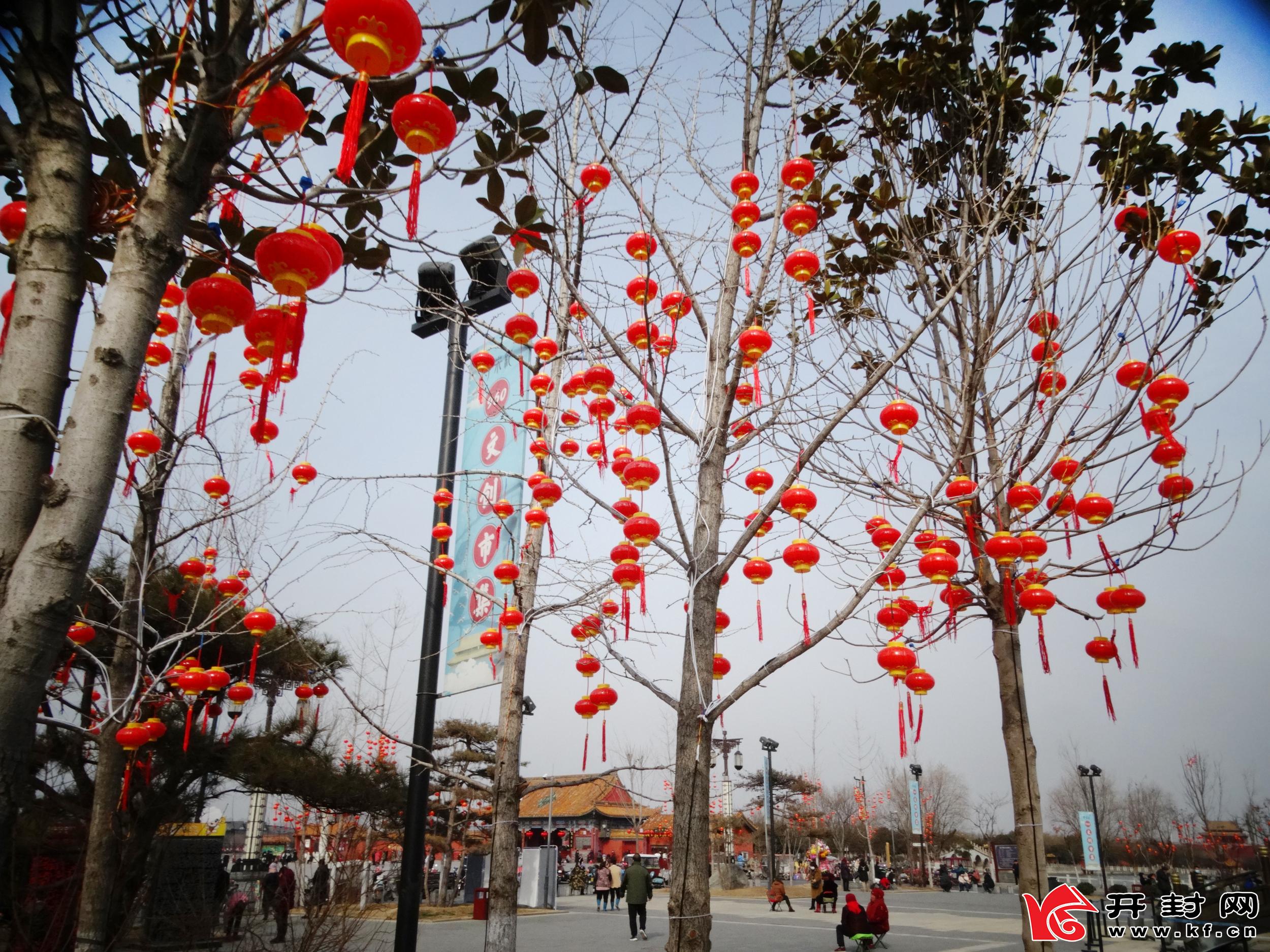 春节假期，开封景区和街头张灯结彩，充满浓郁的节日喜庆气氛。全媒体记者  李俊生 摄