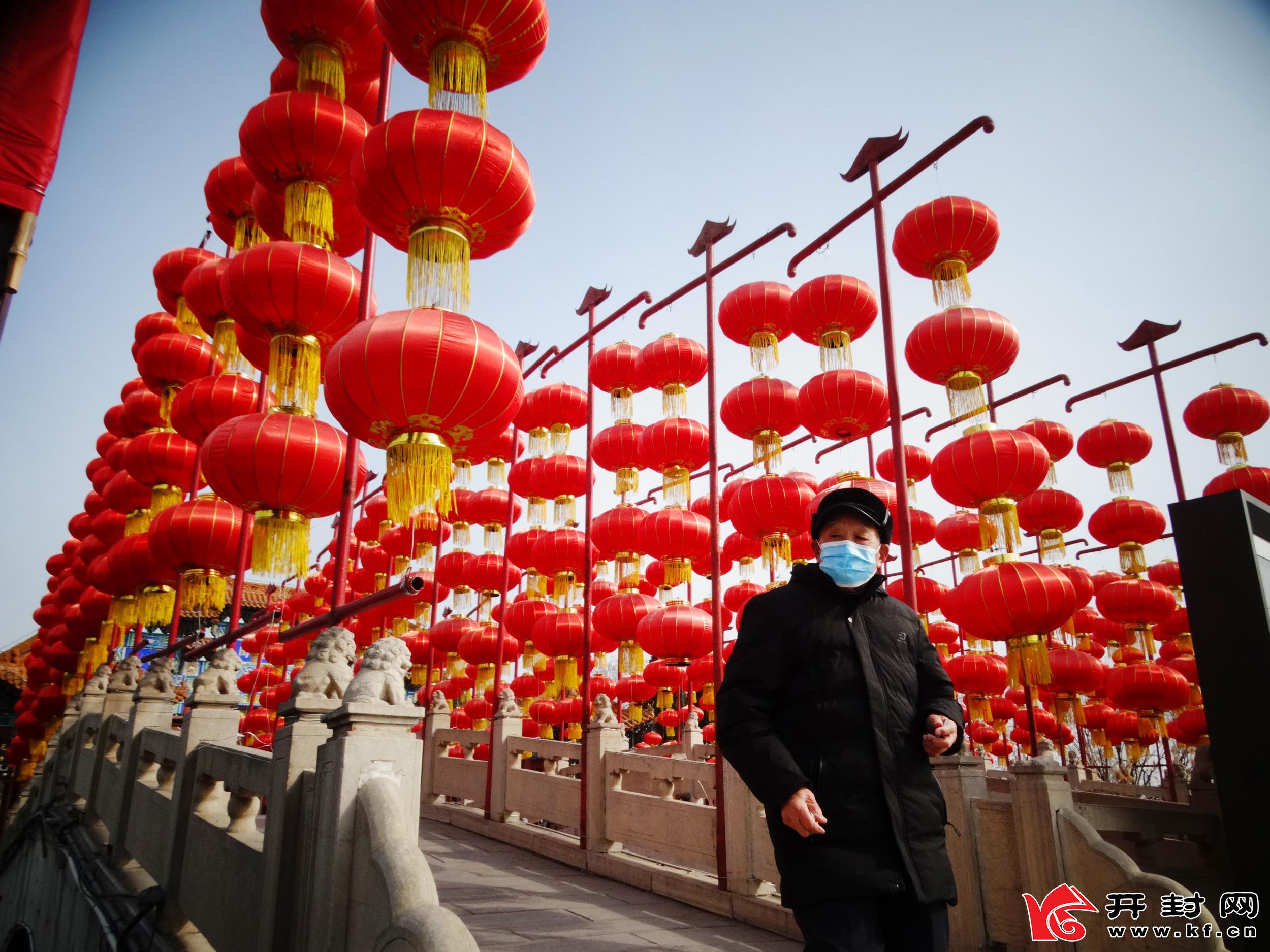 春节假期，开封景区和街头张灯结彩，充满浓郁的节日喜庆气氛。全媒体记者  李俊生 摄