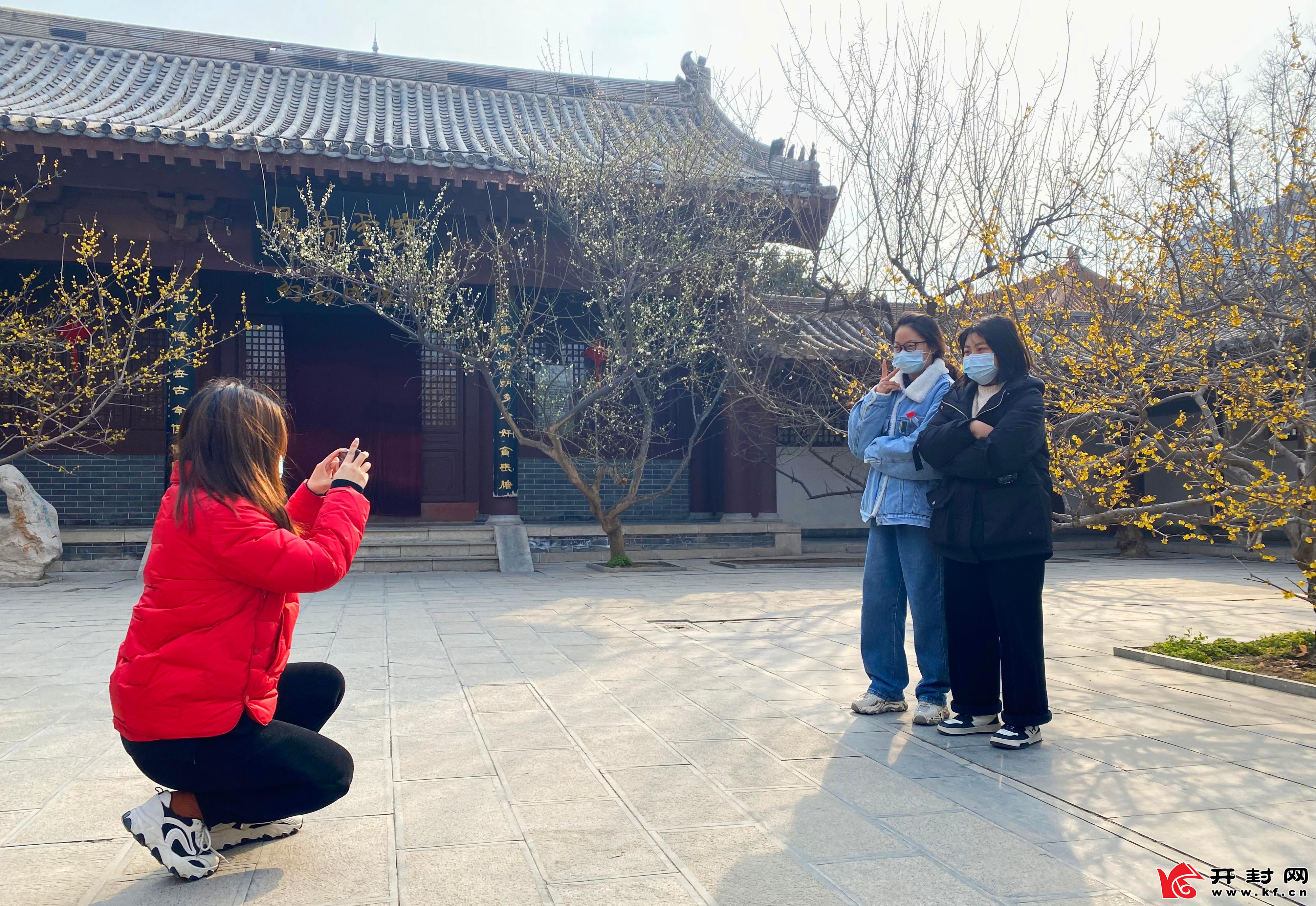 大宋中国年，景区出新彩。蓝天白云，春意盎然，游客在我市一家景区欣赏着春天的美景。全媒体记者袁洋2月9日摄