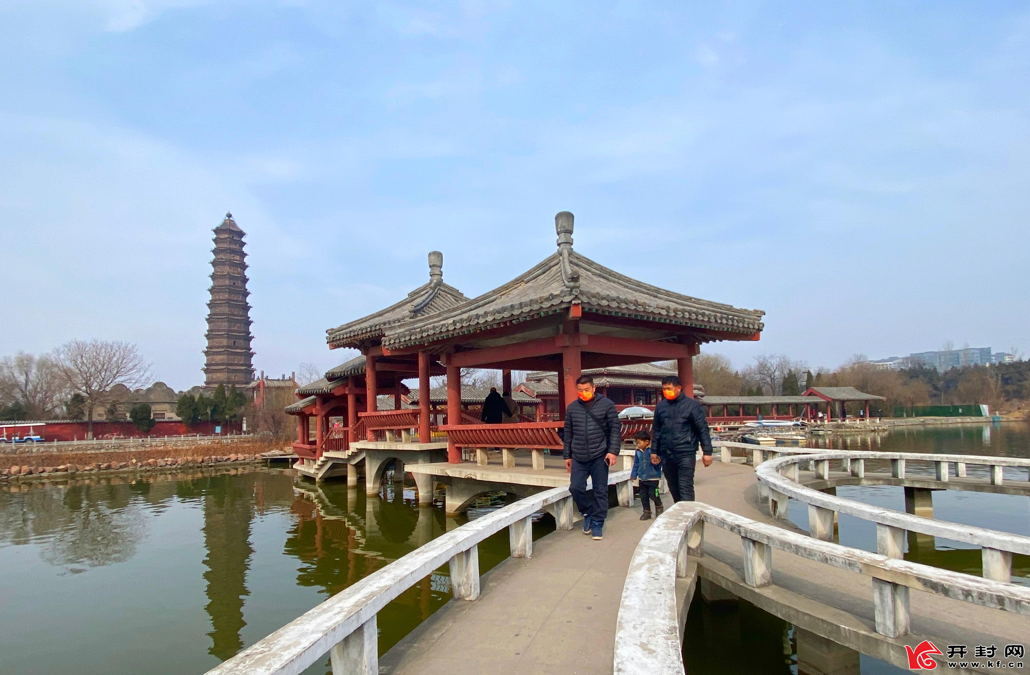 日前,4a景區鐵塔公園免費開放,我市居民只需持身份證,雙碼即可免費