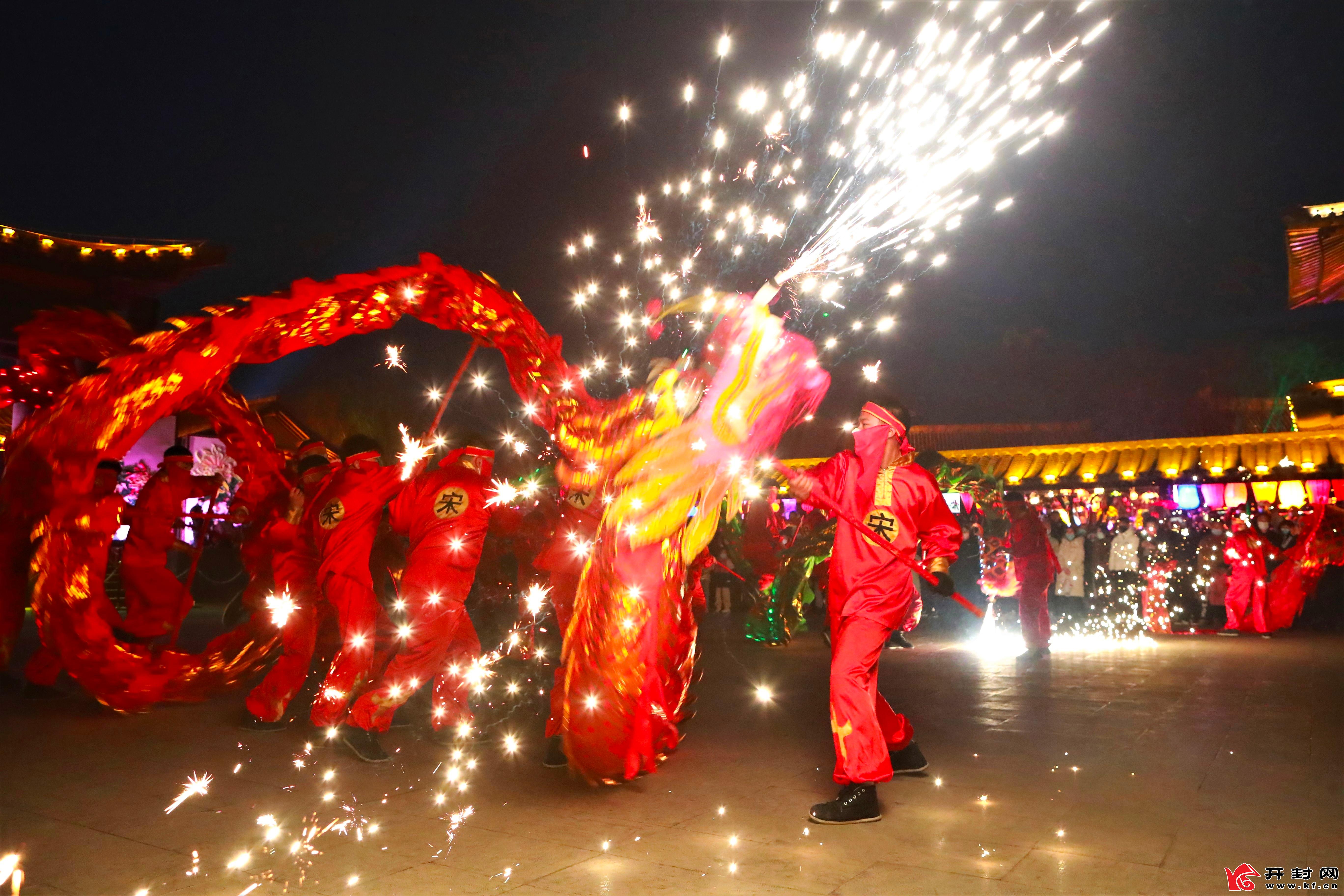 2月14日，开封景区火树银花，为游客带来了一场视觉盛宴。全媒体记者 袁洋 摄