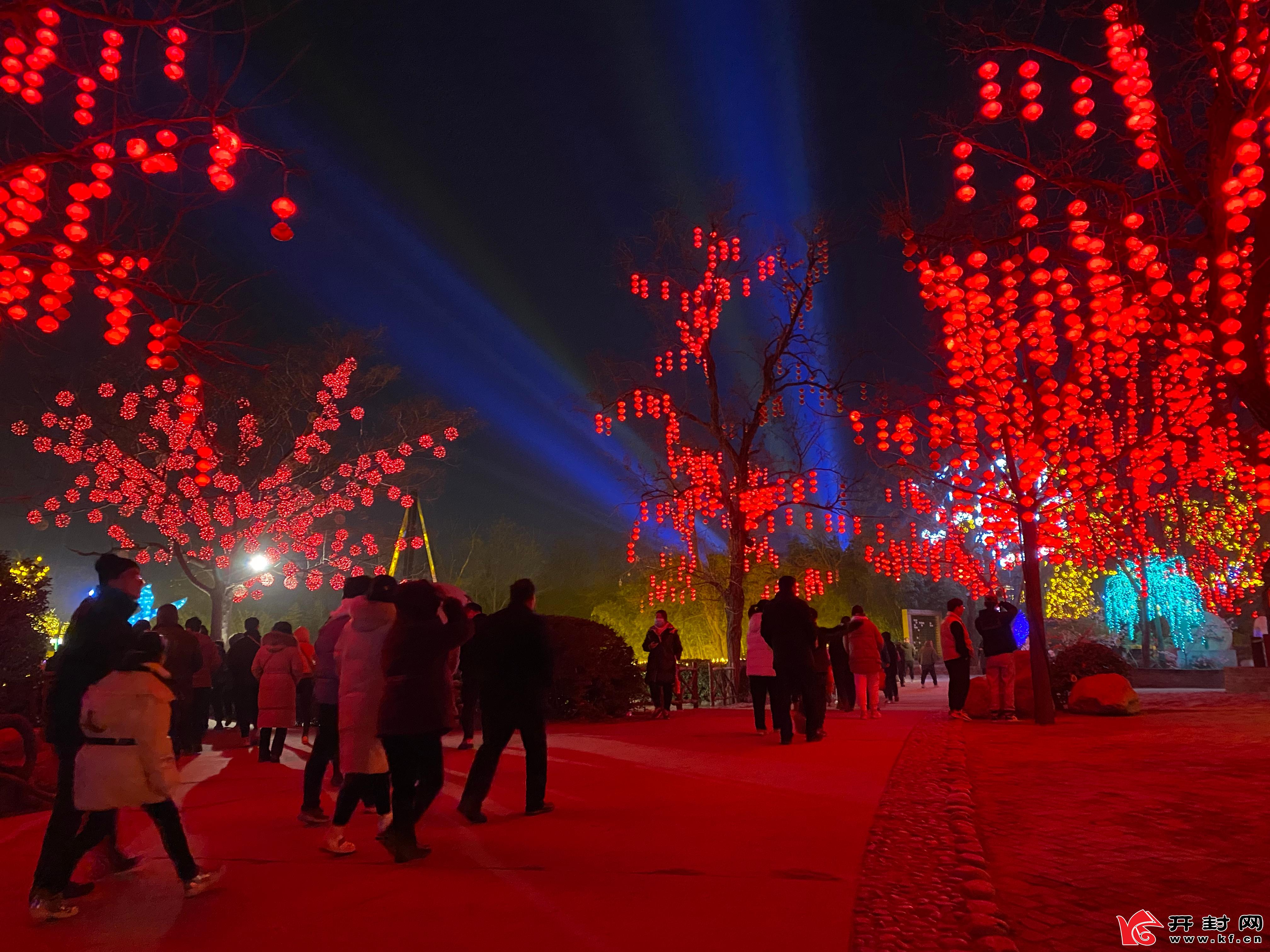 2月14日，开封景区火树银花，为游客带来了一场视觉盛宴。全媒体记者 袁洋 摄