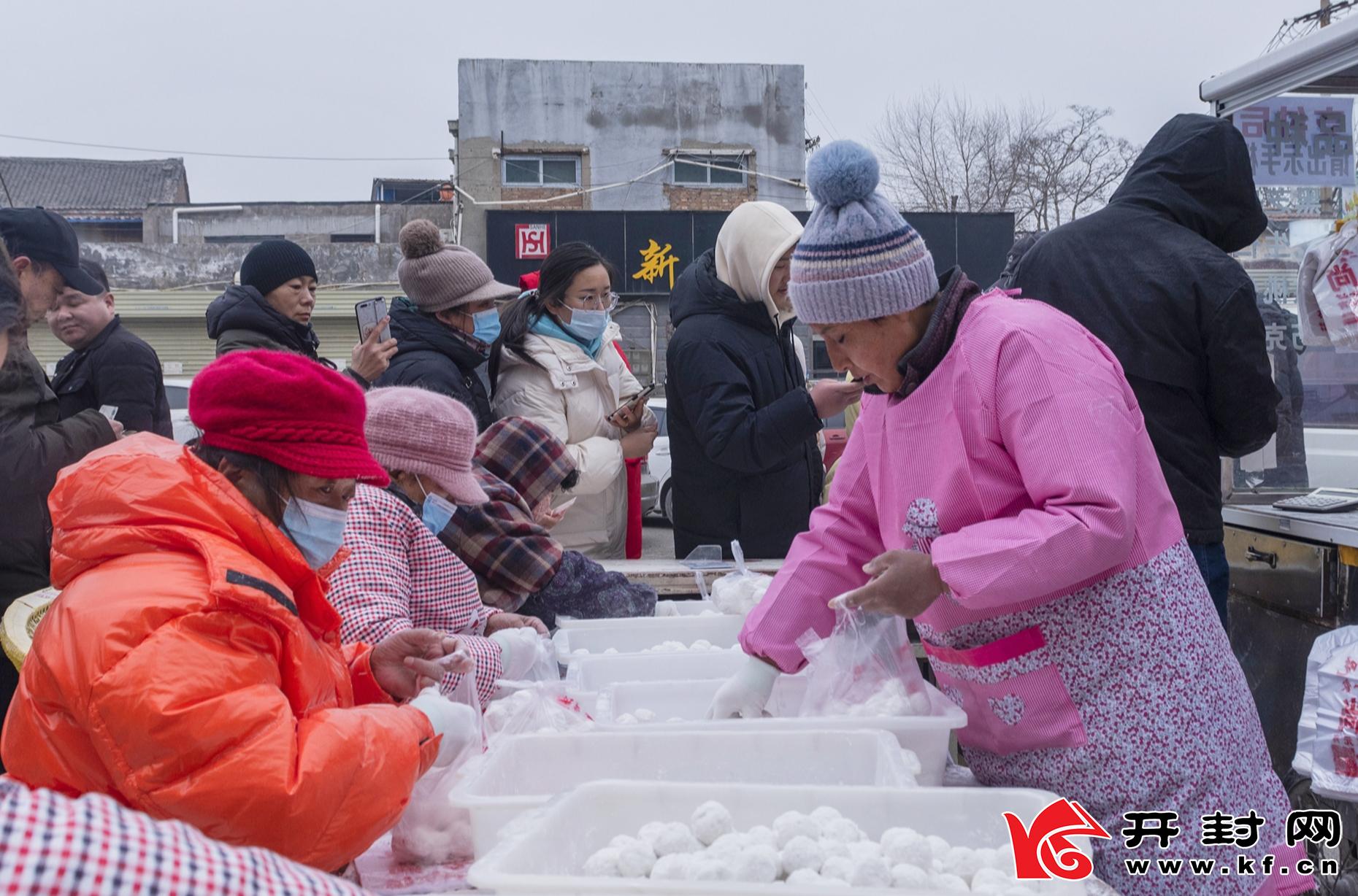 2月14日，在元宵佳节到来之际，市民纷纷上街购买元宵。全媒体记者 袁洋 摄  