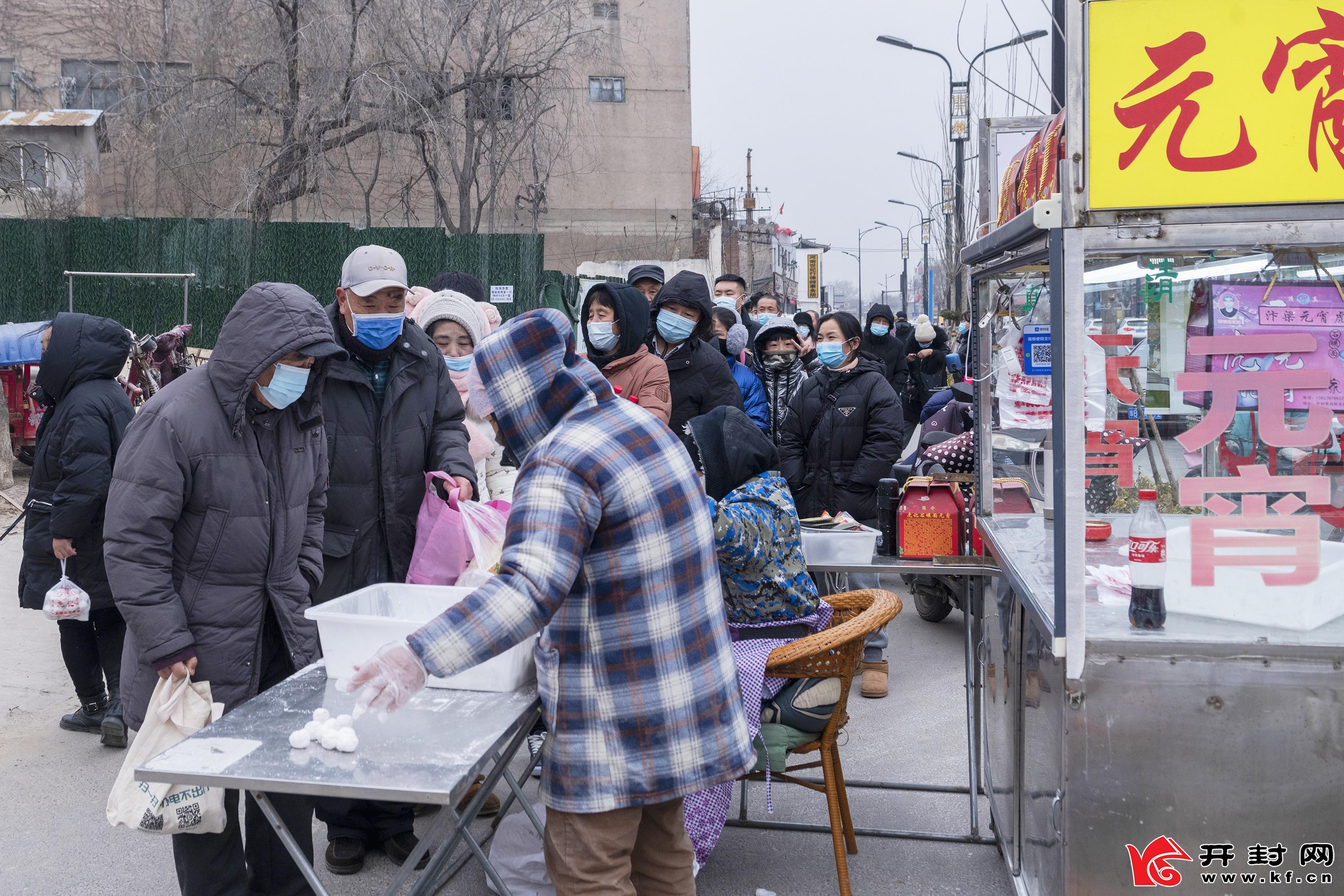 2月14日，在元宵佳节到来之际，市民纷纷上街购买元宵。全媒体记者 袁洋 摄  