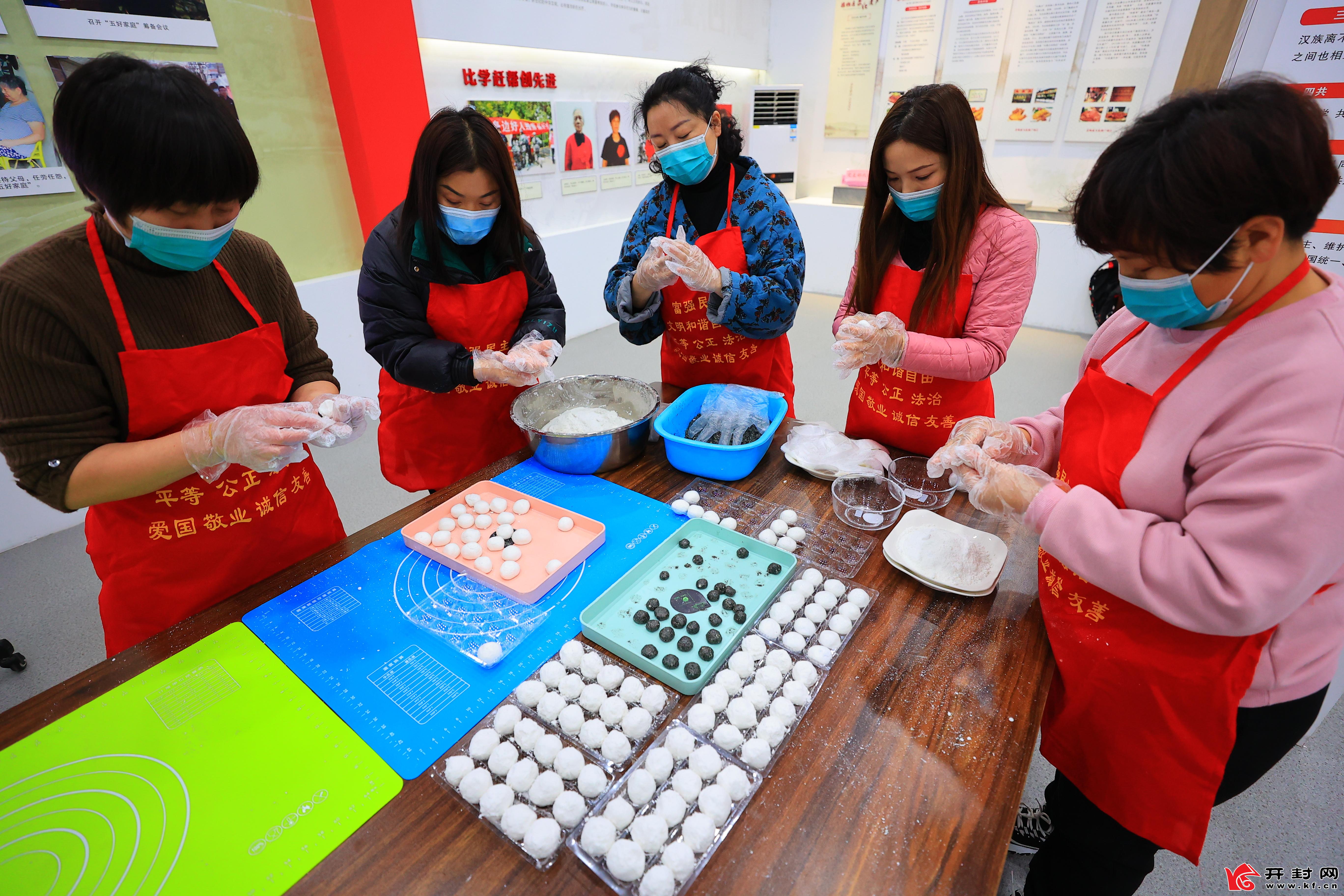 2月14日，顺河回族区清平街道东大寺社区工作人员为辖区独居老人和志愿者制作元宵。全媒体见习记者 李浩 摄