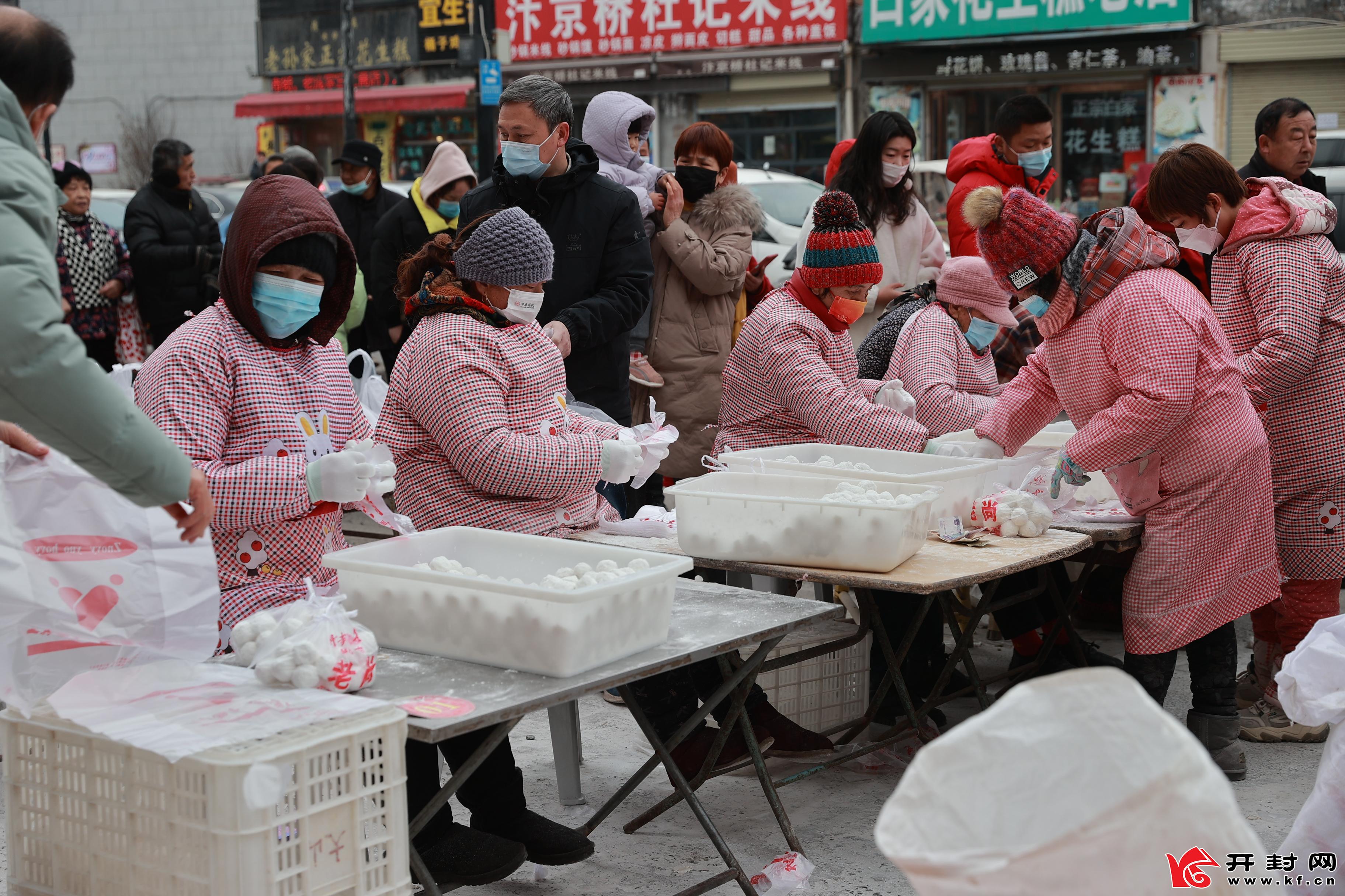 2月15日元宵节，我市一些元宵制售点排起了长长的队伍，人们纷纷购买各种口味的元宵欢度元宵佳节。            全媒体记者 刘睿恒 摄