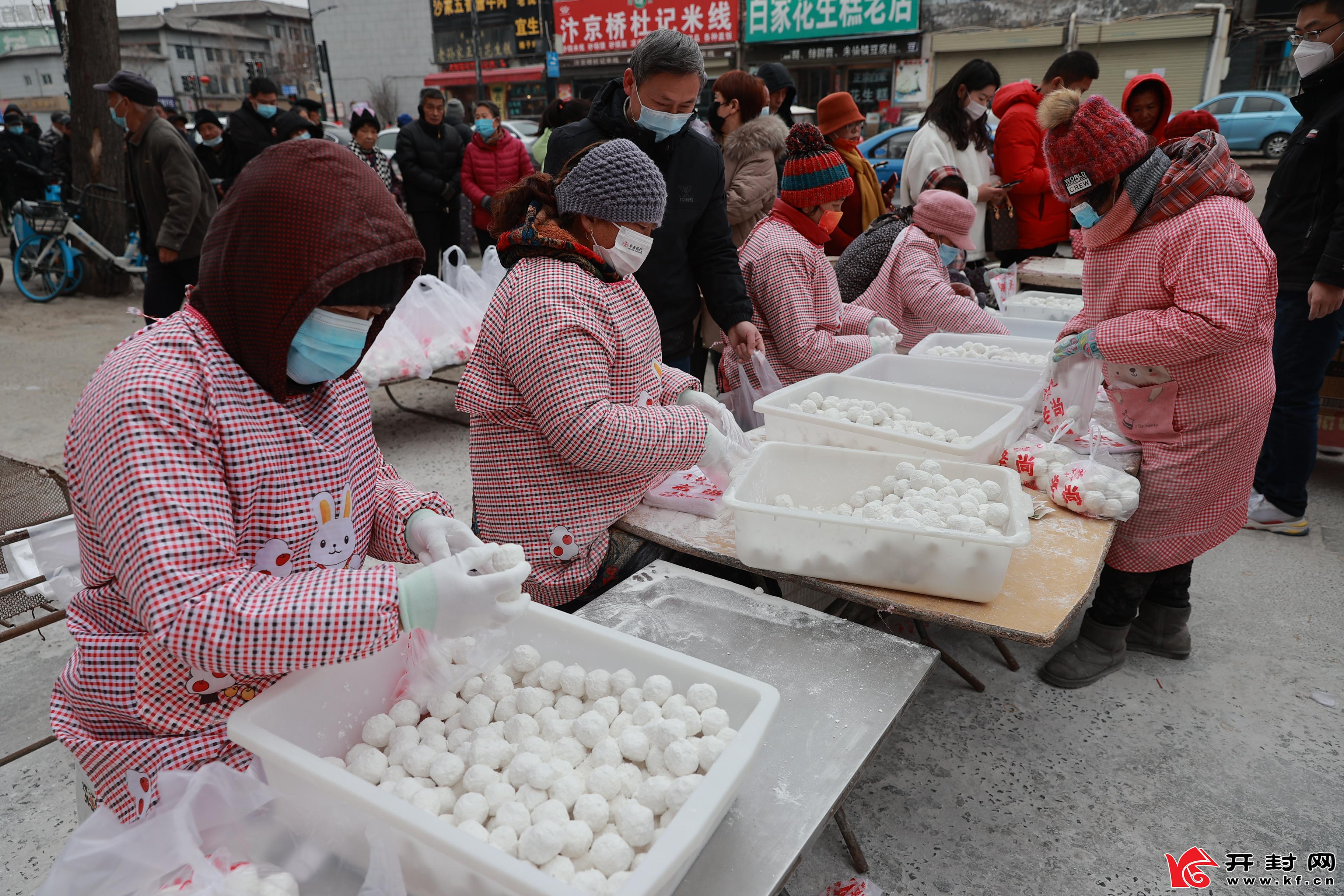 2月15日元宵节，我市一些元宵制售点排起了长长的队伍，人们纷纷购买各种口味的元宵欢度元宵佳节。            全媒体记者 刘睿恒 摄