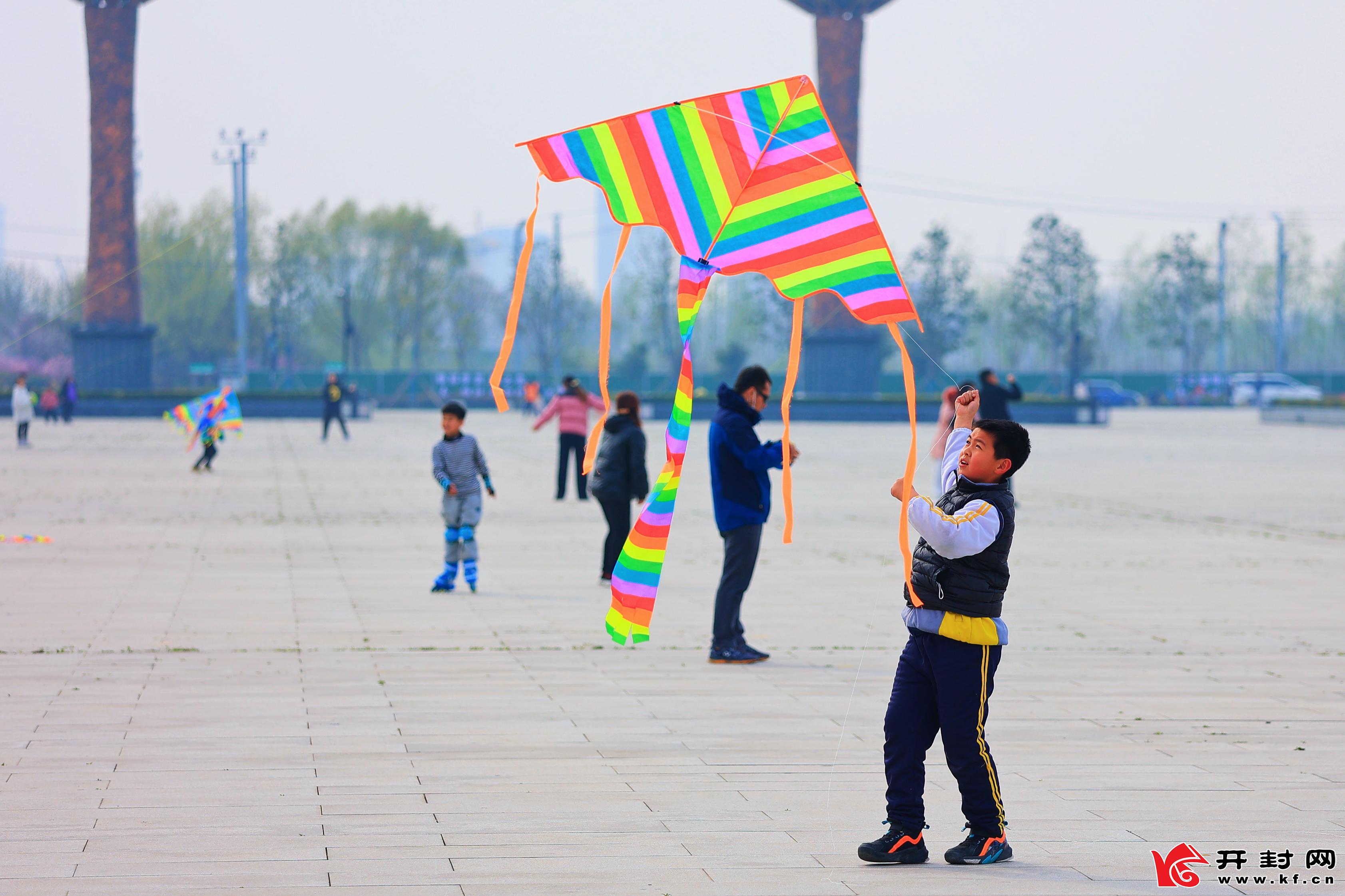 3月20日，趁着周末，许多家长带着孩子走出家门游玩，在运动中享受春光。全媒体见习记者李浩摄