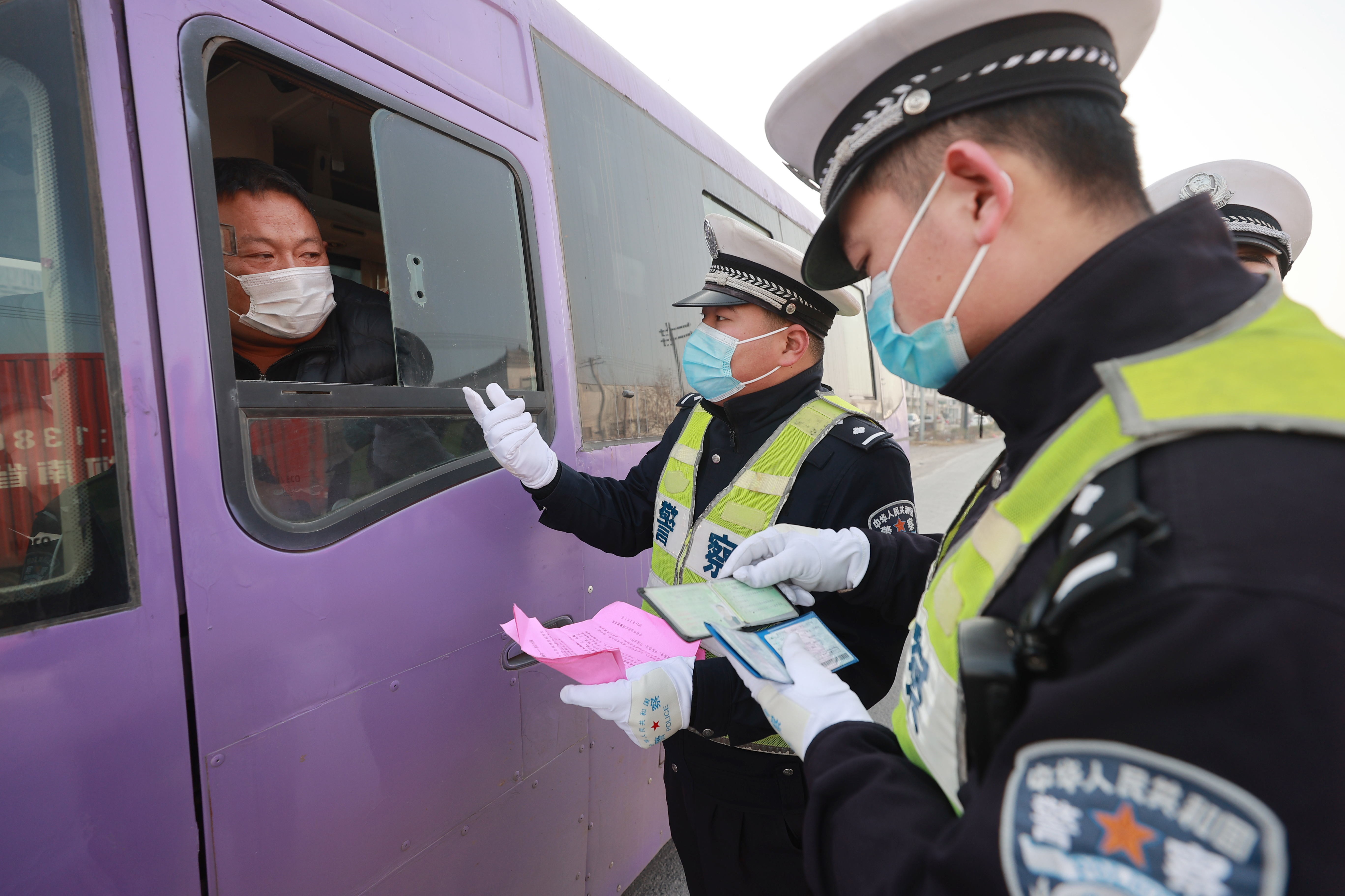 1月8日，市交警二大队民警开展执法检查，确保旅客平安出行。 全媒体记者  刘睿恒   摄