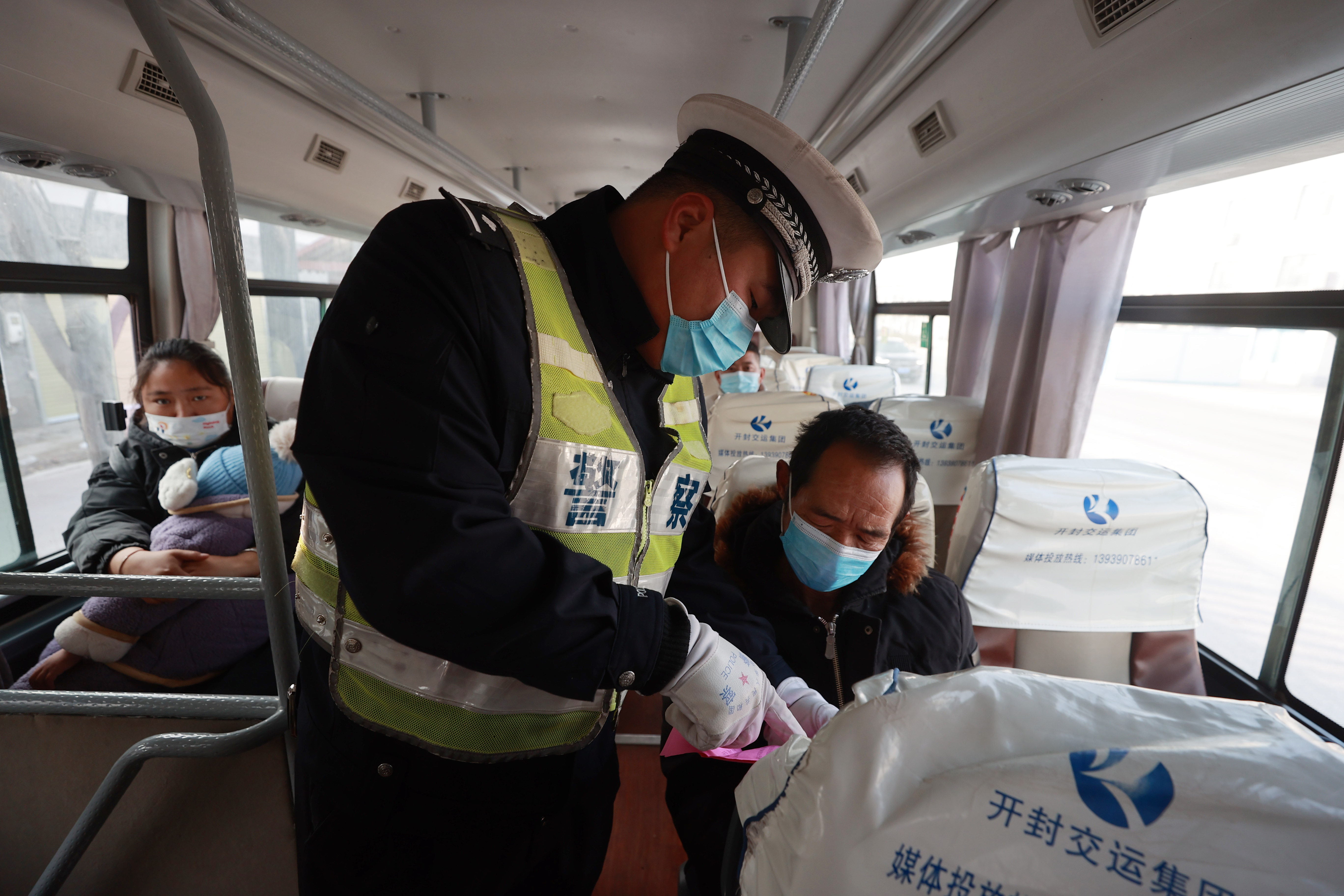 1月8日，市交警二大队民警开展执法检查，确保旅客平安出行。 全媒体记者  刘睿恒   摄