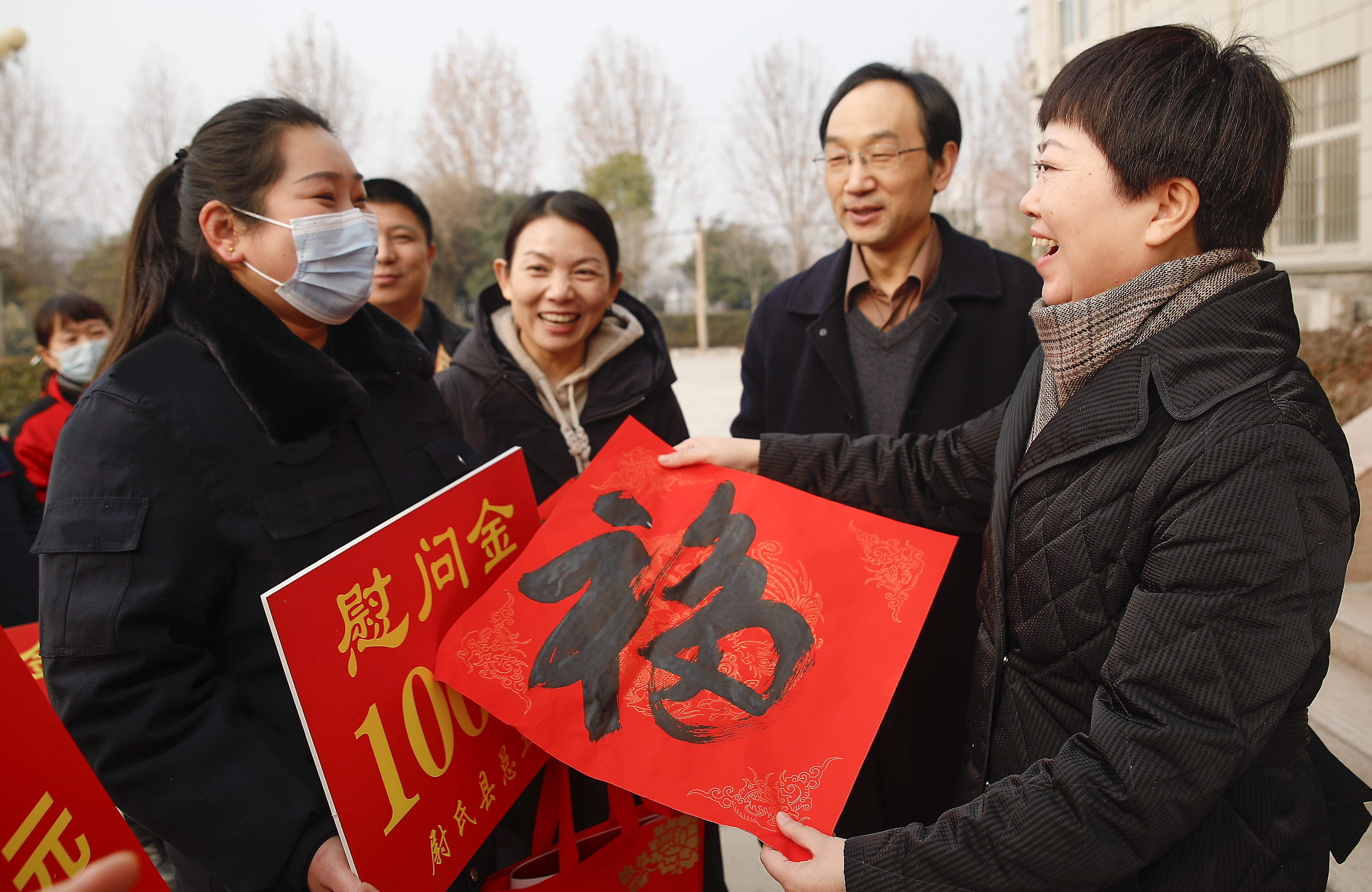 尉氏县有关部门开展“迎新春 写春联 送温暖”志愿服务活动。  李新义1月7日摄