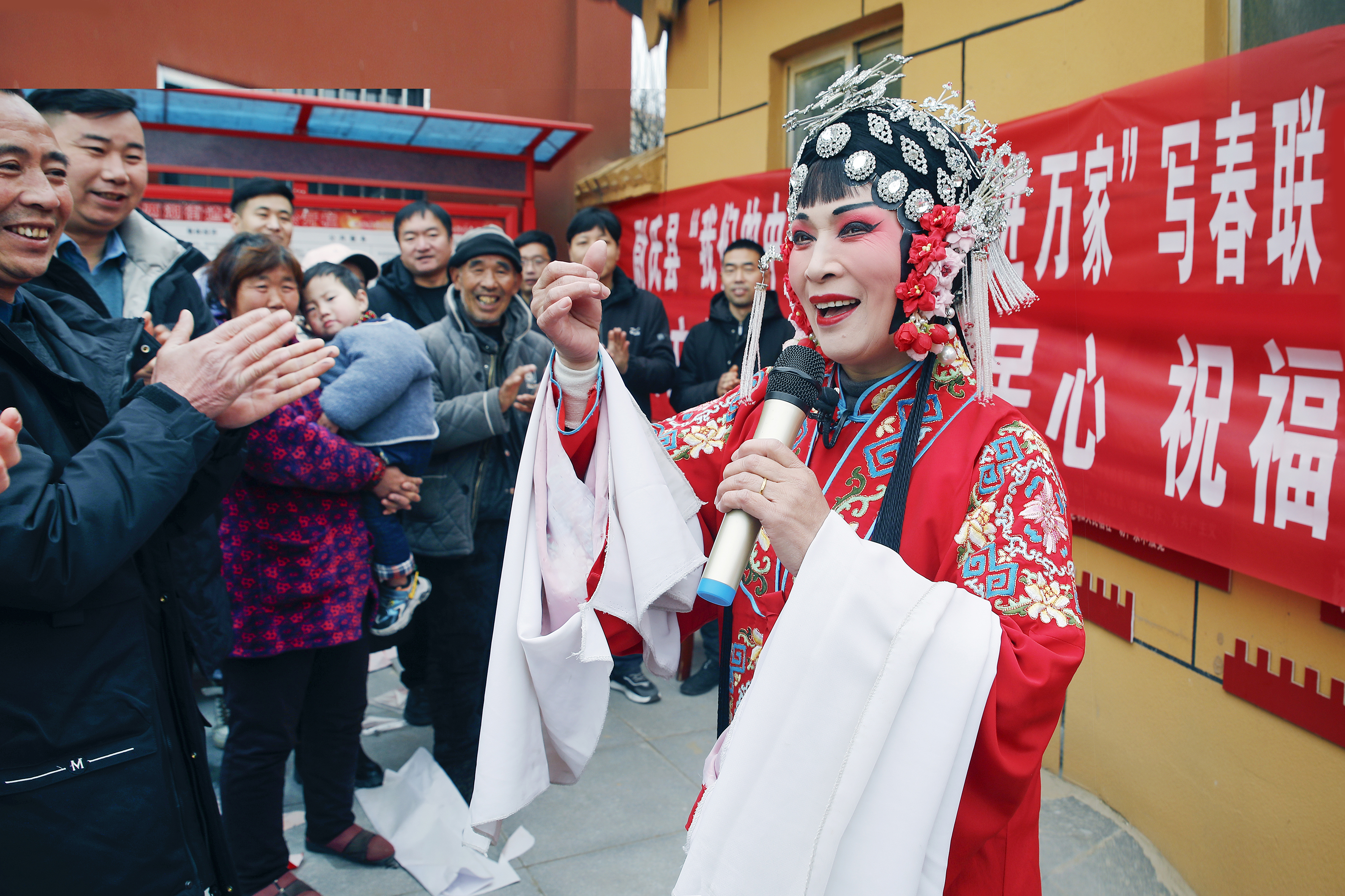 1月11日，尉氏县文艺志愿者在尉氏县两湖办事处枣朱村开展“迎新年 写春联 送春福 送温暖”活动，营造浓厚的节日氛围。李新义摄