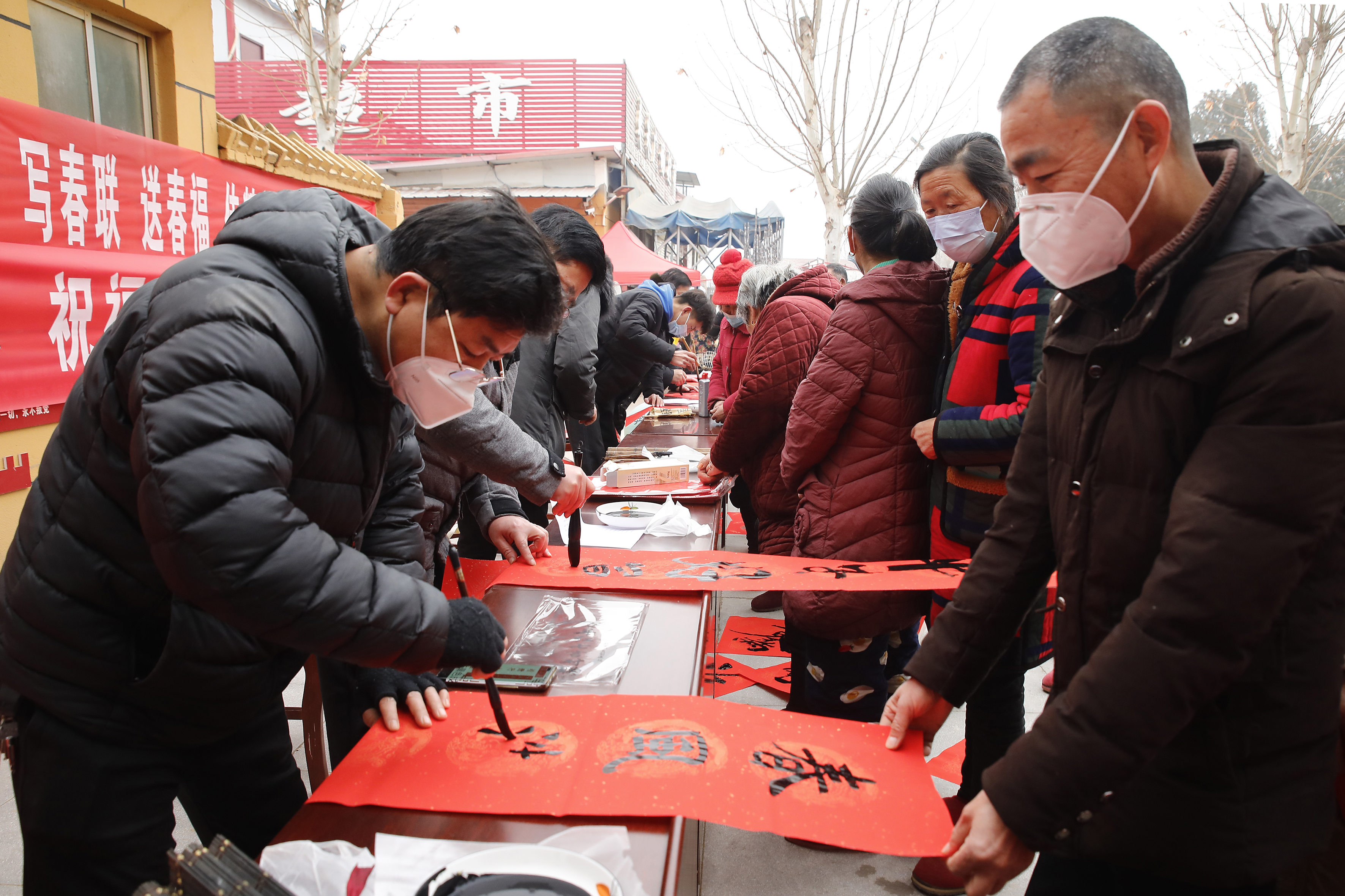 1月11日，尉氏县文艺志愿者在尉氏县两湖办事处枣朱村开展“迎新年 写春联 送春福 送温暖”活动，营造浓厚的节日氛围。李新义摄