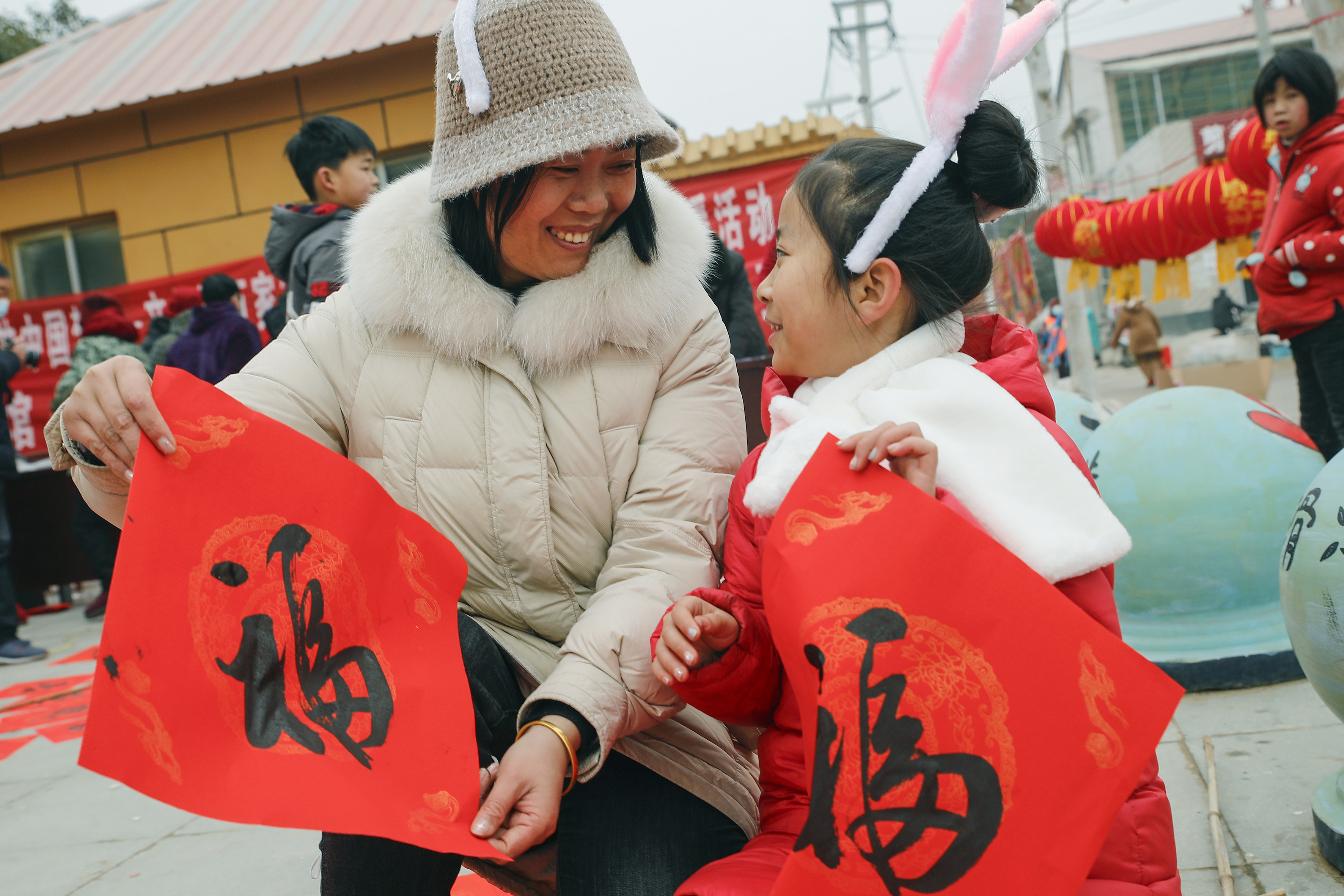 1月11日，尉氏县文艺志愿者在尉氏县两湖办事处枣朱村开展“迎新年 写春联 送春福 送温暖”活动，营造浓厚的节日氛围。李新义摄