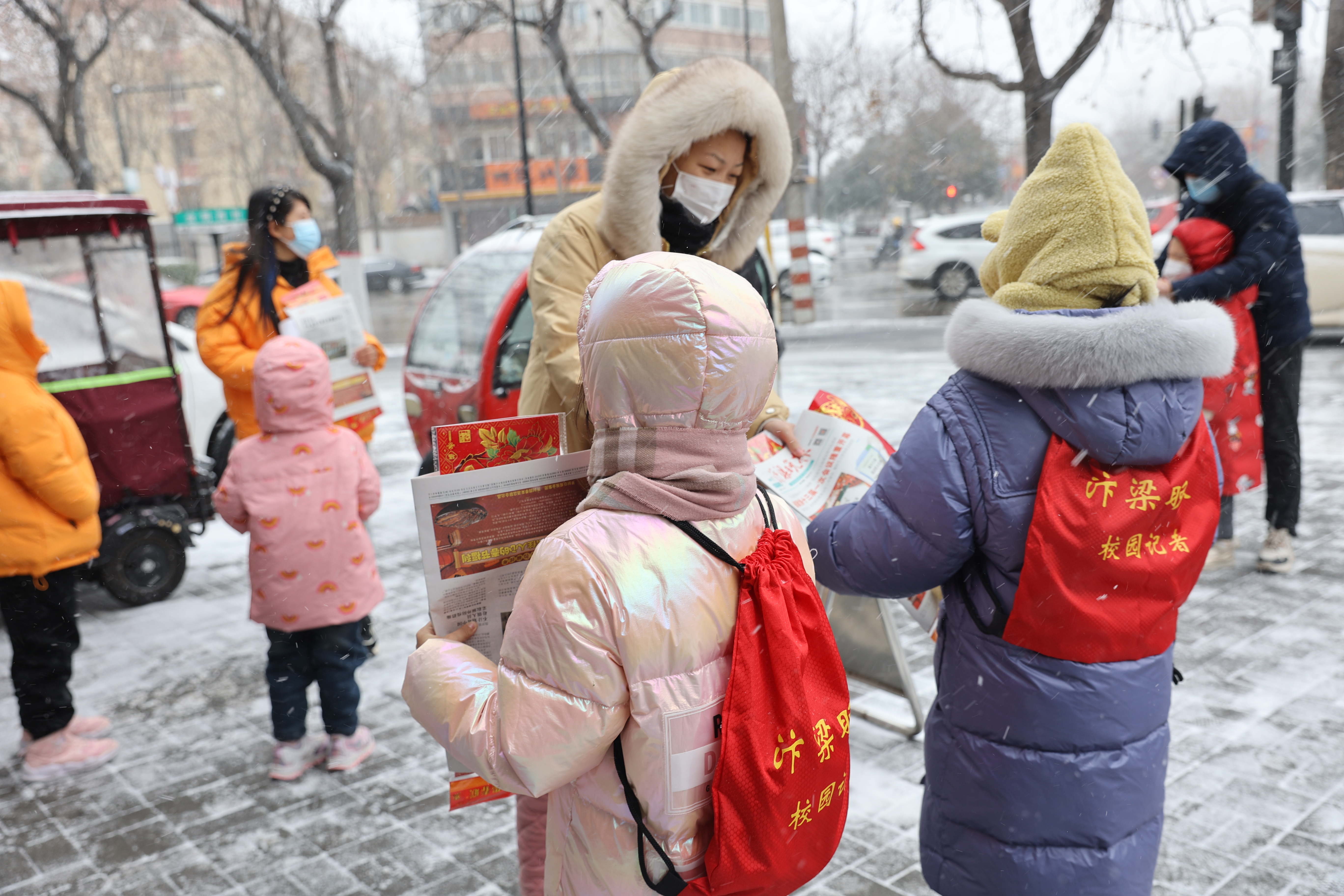 1月14日上午，第六届“全城送福”活动举行。开封日报报业集团志愿者为市民送上精美福礼。         全媒体记者 石斐 摄