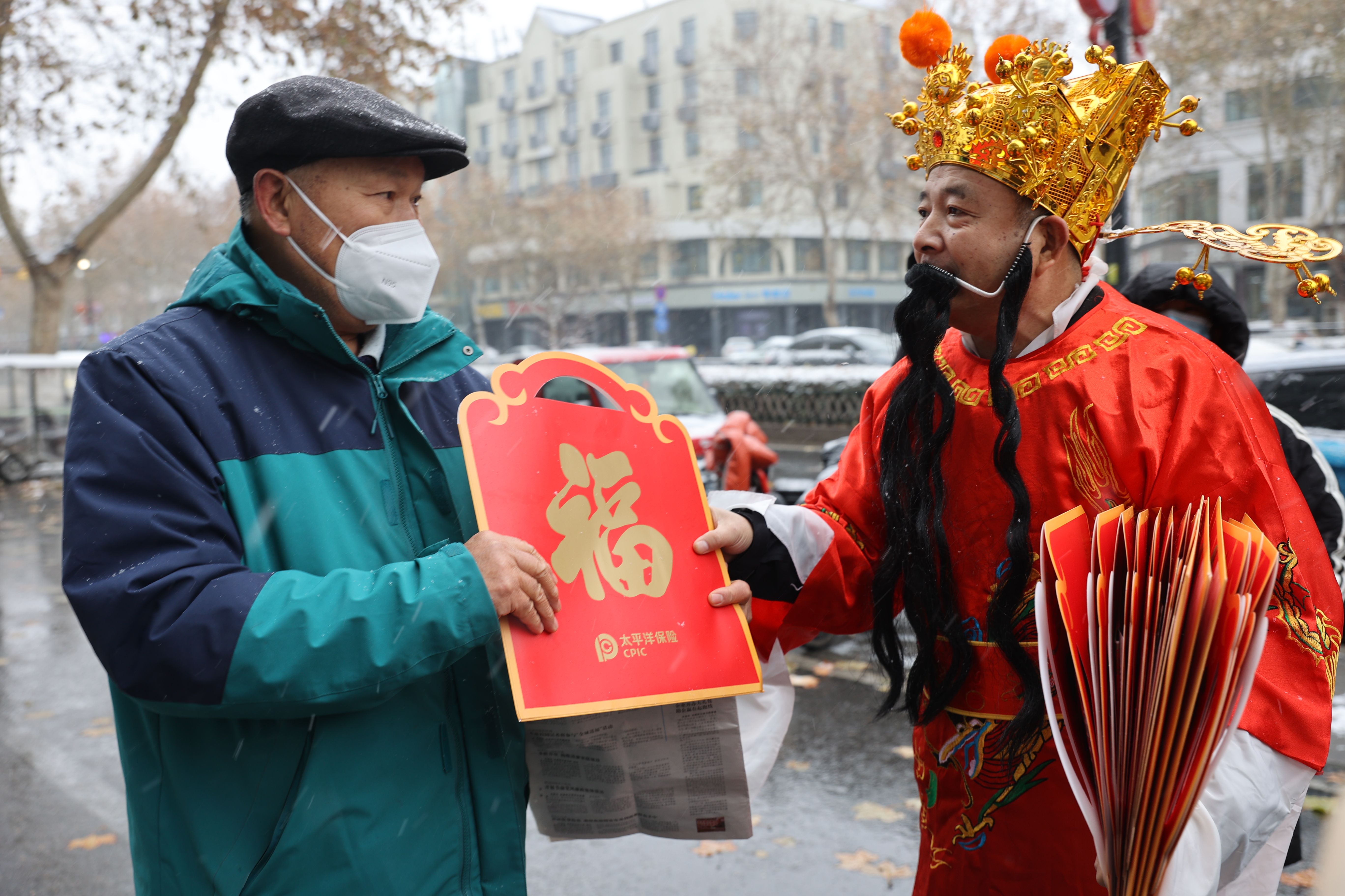 1月14日上午，第六届“全城送福”活动举行。开封日报报业集团志愿者为市民送上精美福礼。         全媒体记者 石斐 摄