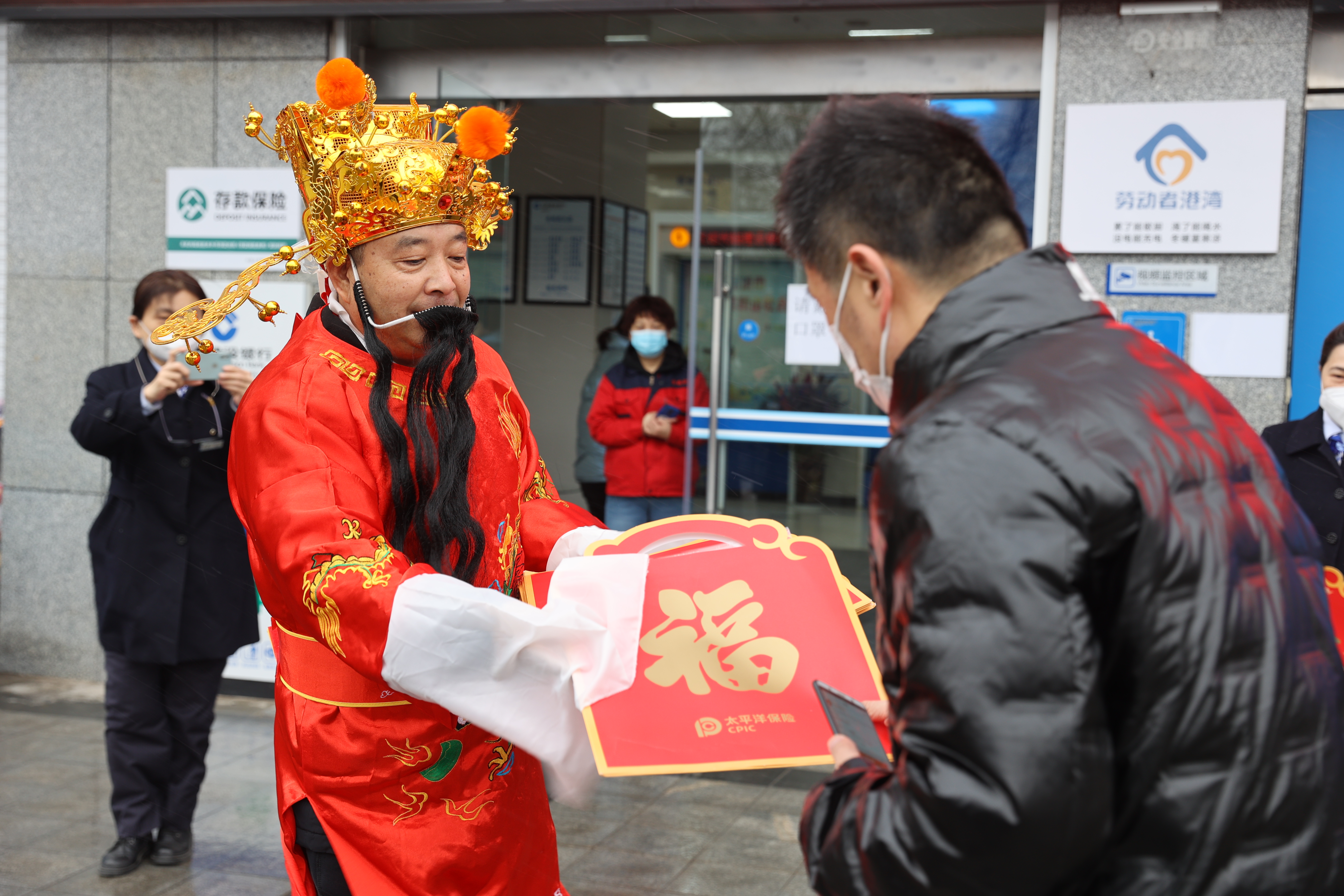 1月14日上午，第六届“全城送福”活动举行。开封日报报业集团志愿者为市民送上精美福礼。         全媒体记者 石斐 摄