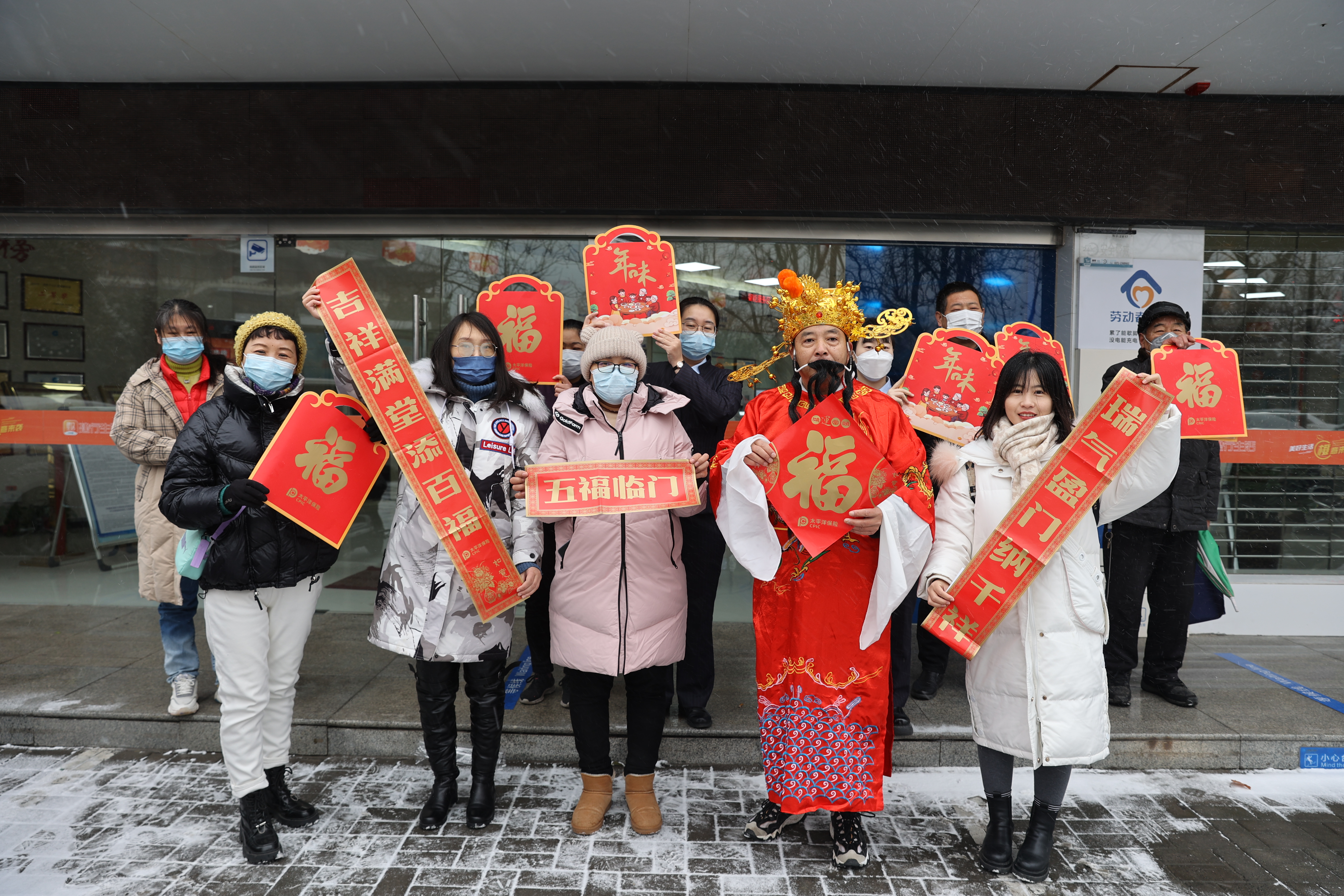 1月14日上午，第六届“全城送福”活动举行。开封日报报业集团志愿者为市民送上精美福礼。         全媒体记者 石斐 摄