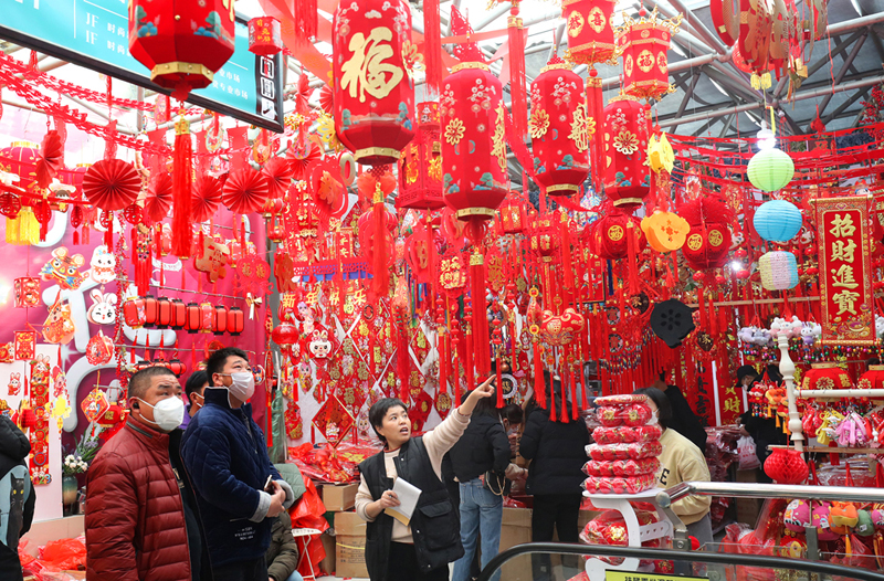 春节在即，市场日渐红火，市民忙着购置年货，到处是一派热闹景象。全媒体记者李克君1月15日摄