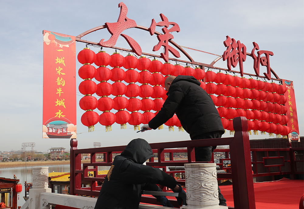 春节临近，1月16日，我市街头、景区张灯结彩，节日氛围浓厚。 全媒体记者 李克君 摄