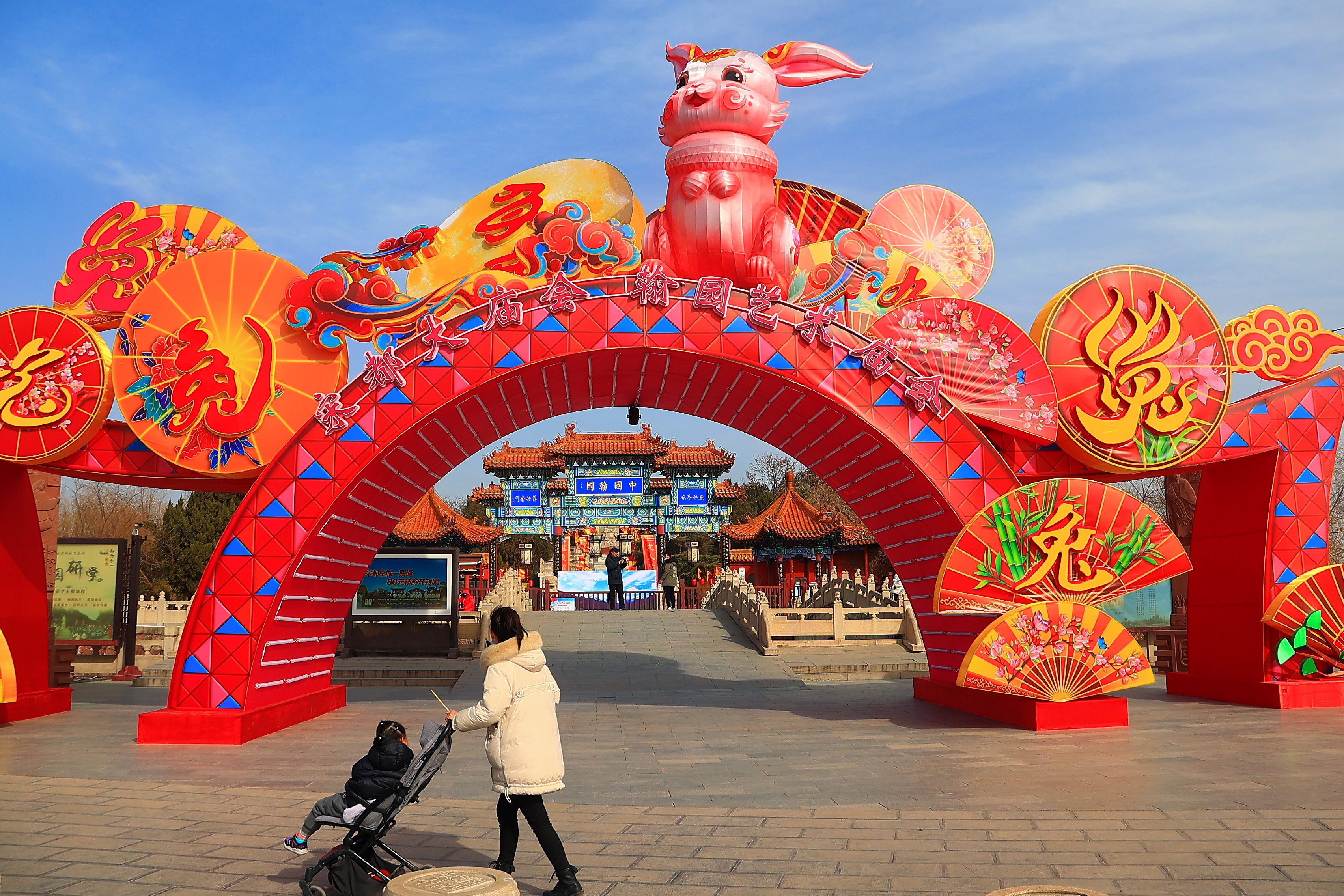 春节临近，我市街道，景区装饰的新春元素，让市民和游客游客感受到浓浓的春节氛围。全媒体记者 李浩 摄