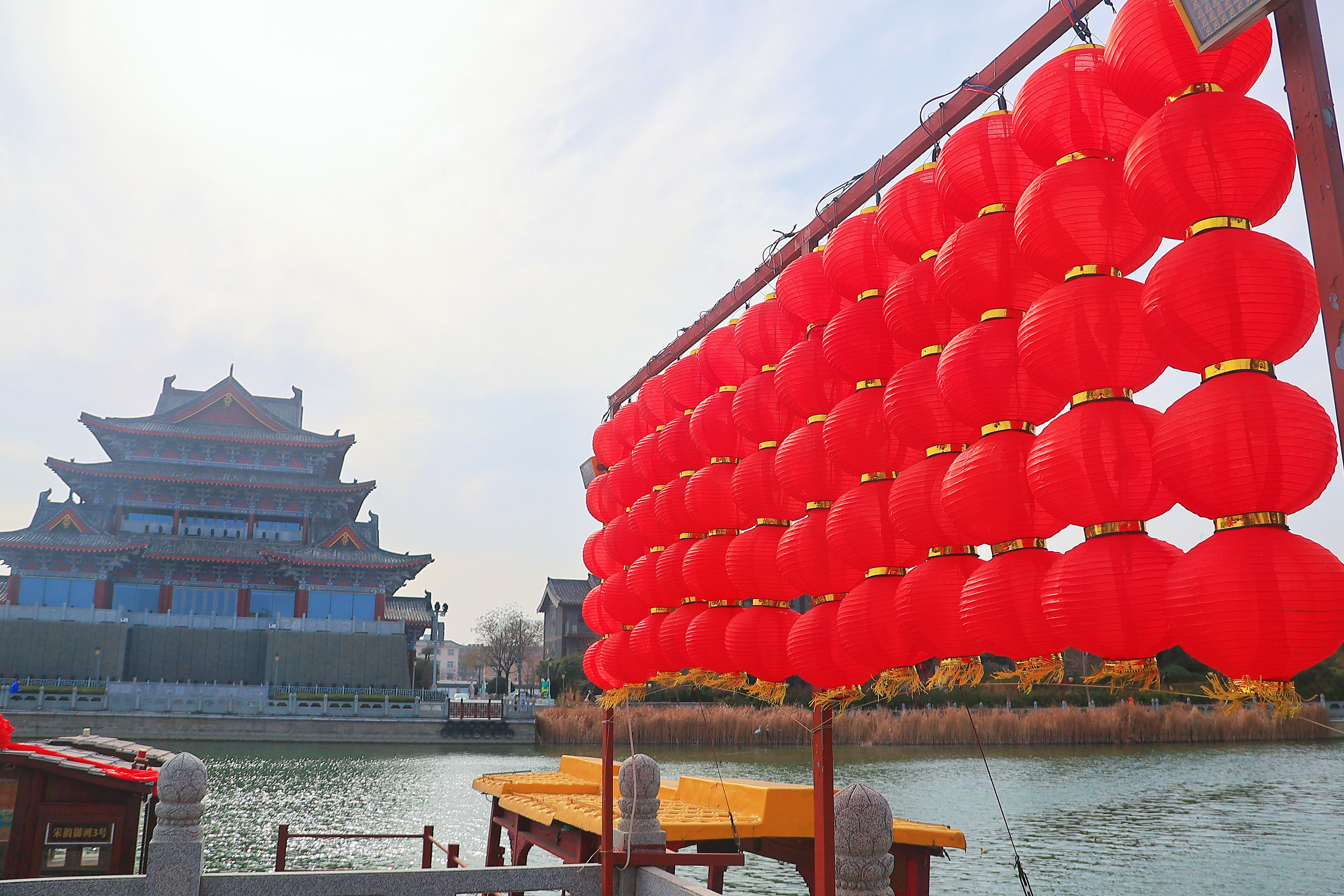 春节临近，我市街道，景区装饰的新春元素，让市民和游客游客感受到浓浓的春节氛围。全媒体记者 李浩 摄