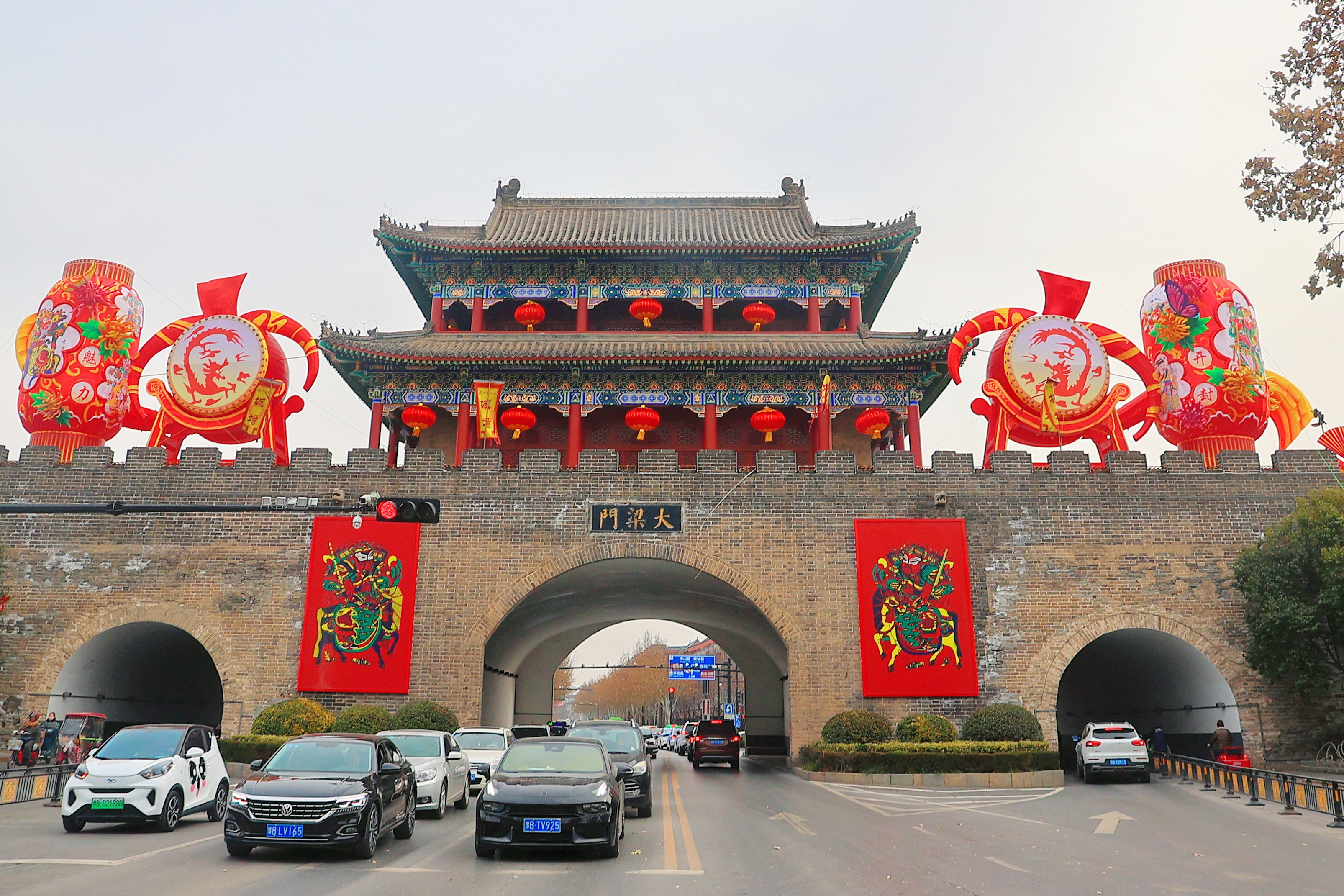 春节临近，我市街道，景区装饰的新春元素，让市民和游客游客感受到浓浓的春节氛围。全媒体记者 李浩 摄