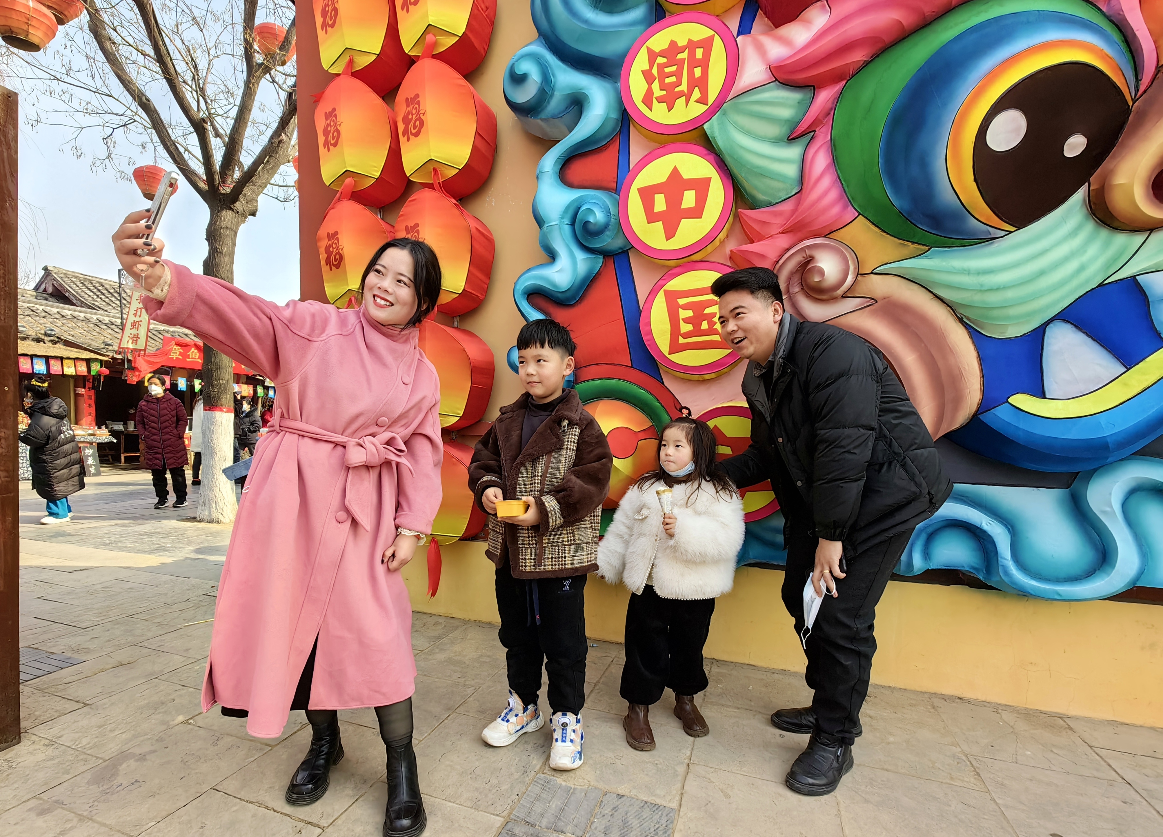 春节假期，开封各大公园夜市人头攒动、热闹非凡，民俗文化表演精彩纷呈，特色小吃滋味鲜美，吸引不少游客观赏、品尝。全媒体记者袁洋 摄