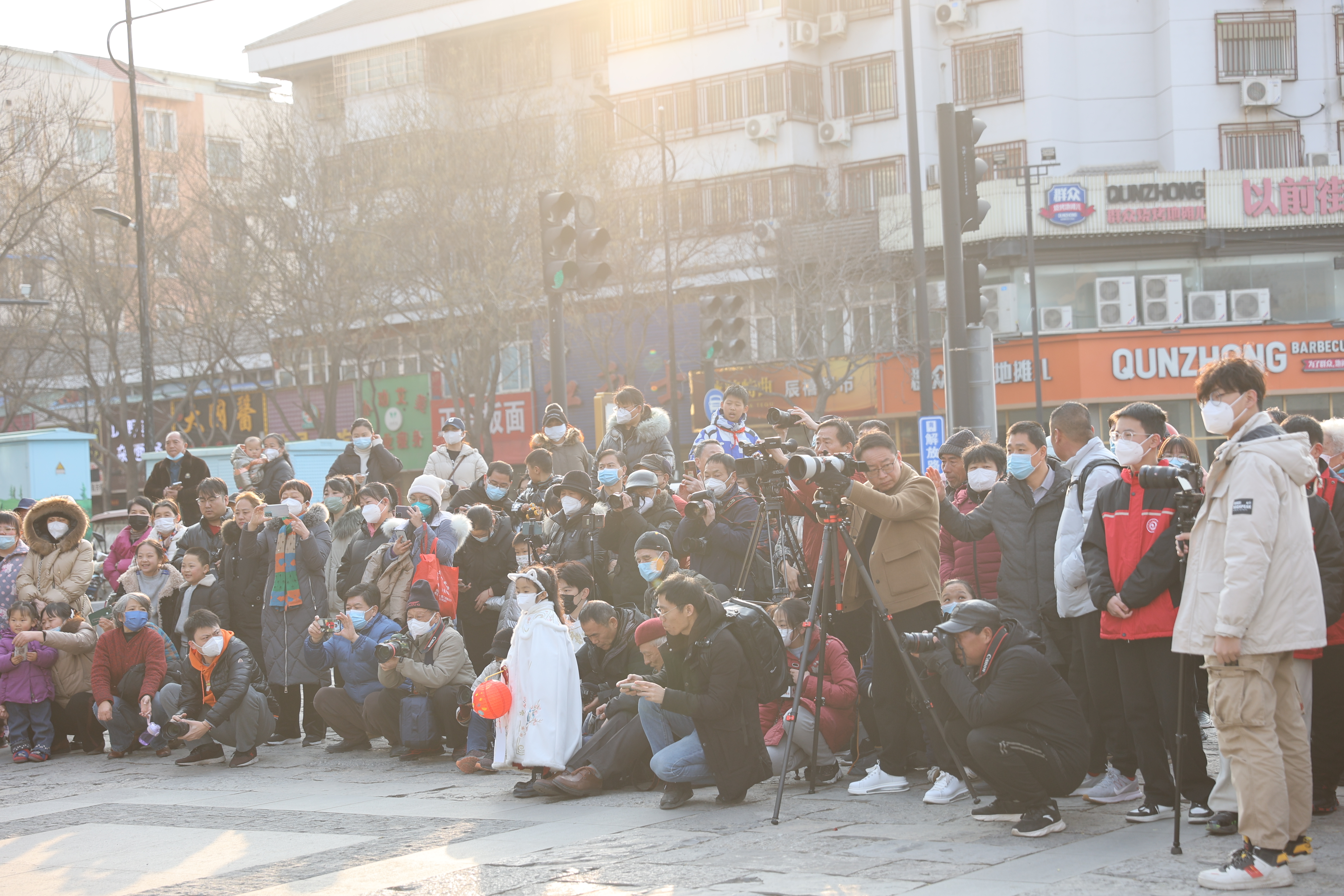 2月3日下午，由市委宣传部、市委市直机关工委主办，市25家文明单位共同参与的“相约双龙巷    元宵宋韵长”开封市2023年传承和弘扬中华优秀传统文化主题活动在我市双龙巷历史文化街区举行。 全媒体记者 石斐 摄