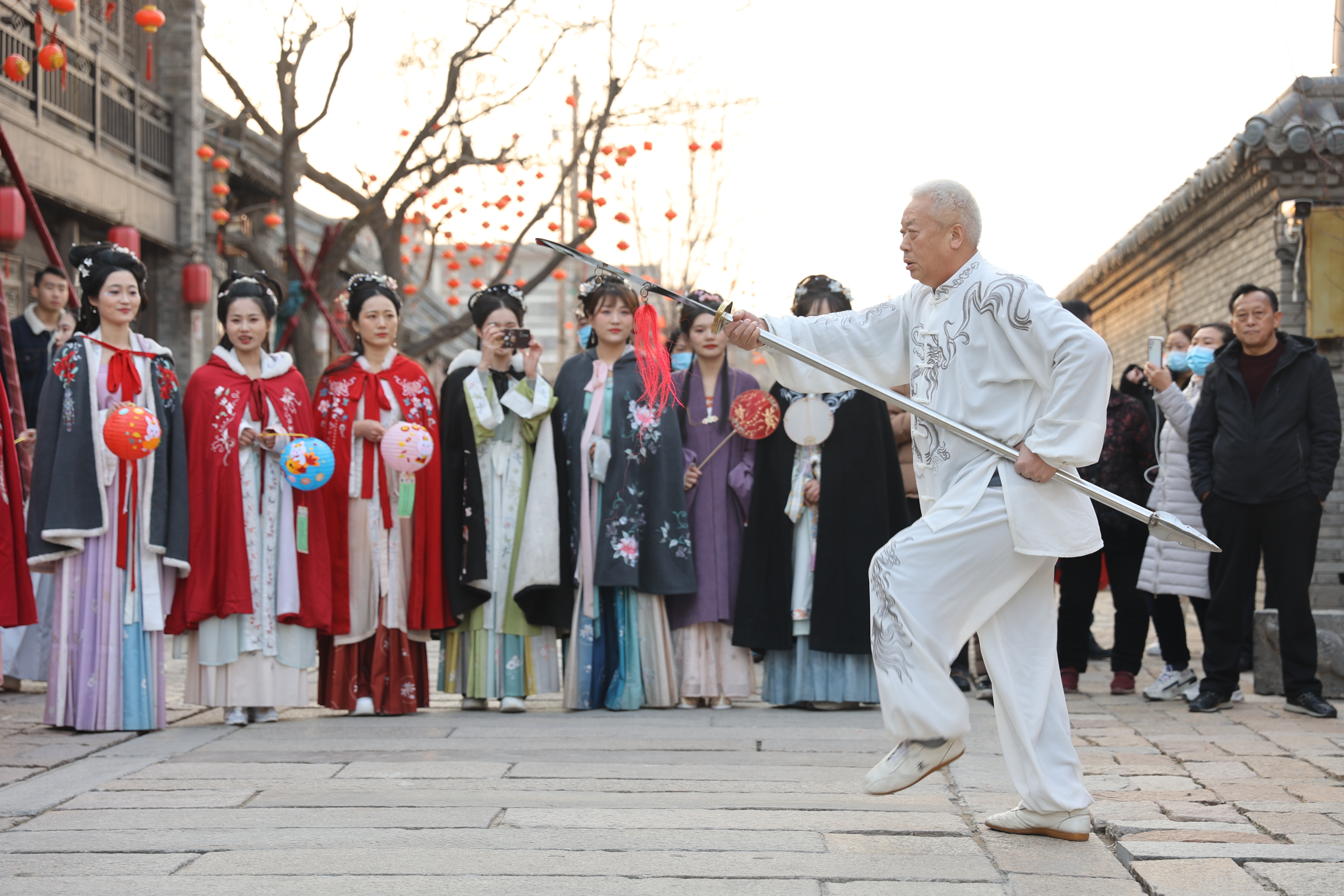 2月3日下午，由市委宣传部、市委市直机关工委主办，市25家文明单位共同参与的“相约双龙巷    元宵宋韵长”开封市2023年传承和弘扬中华优秀传统文化主题活动在我市双龙巷历史文化街区举行。 全媒体记者 石斐 摄