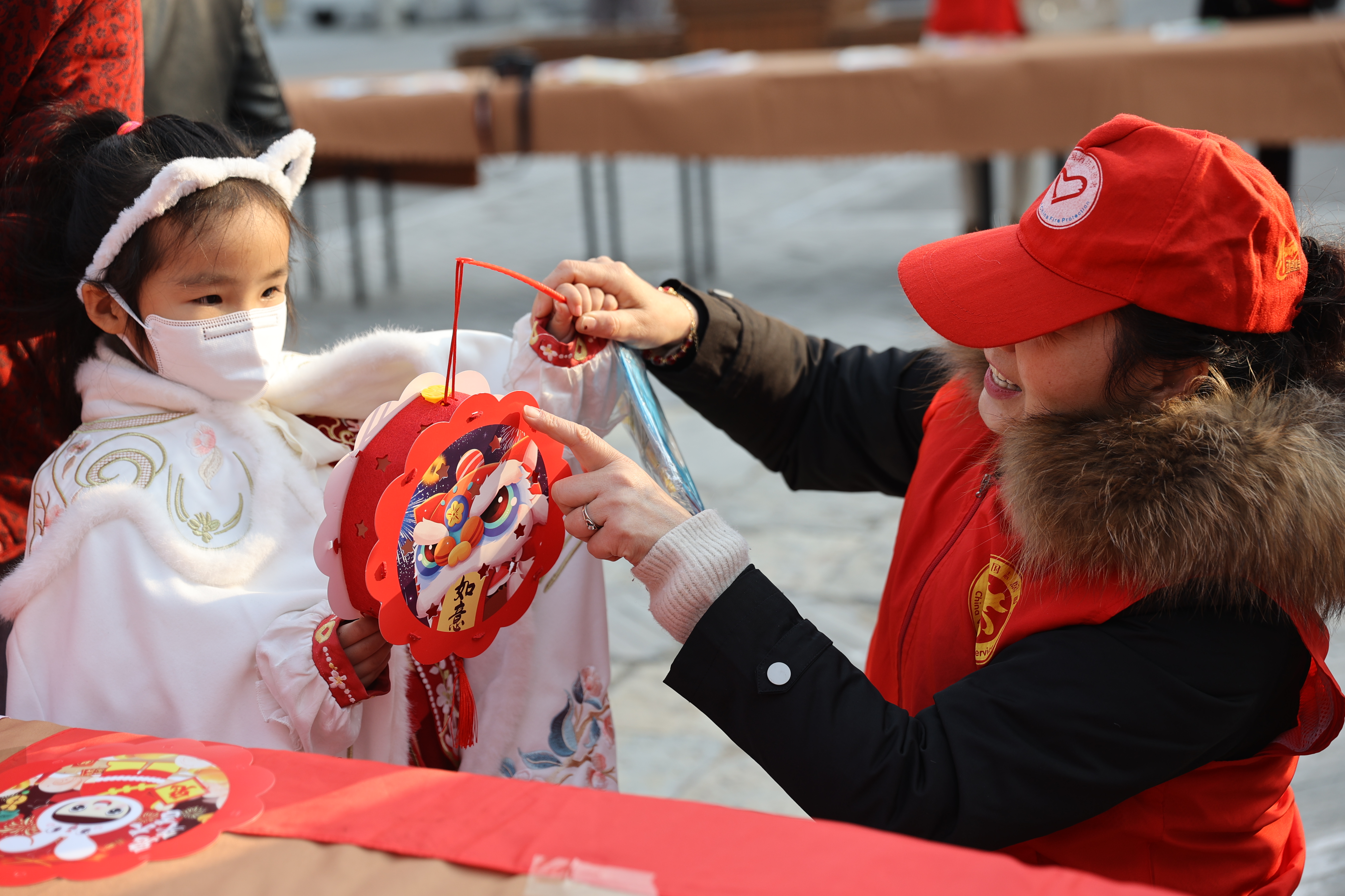 2月3日下午，由市委宣传部、市委市直机关工委主办，市25家文明单位共同参与的“相约双龙巷    元宵宋韵长”开封市2023年传承和弘扬中华优秀传统文化主题活动在我市双龙巷历史文化街区举行。 全媒体记者 石斐 摄