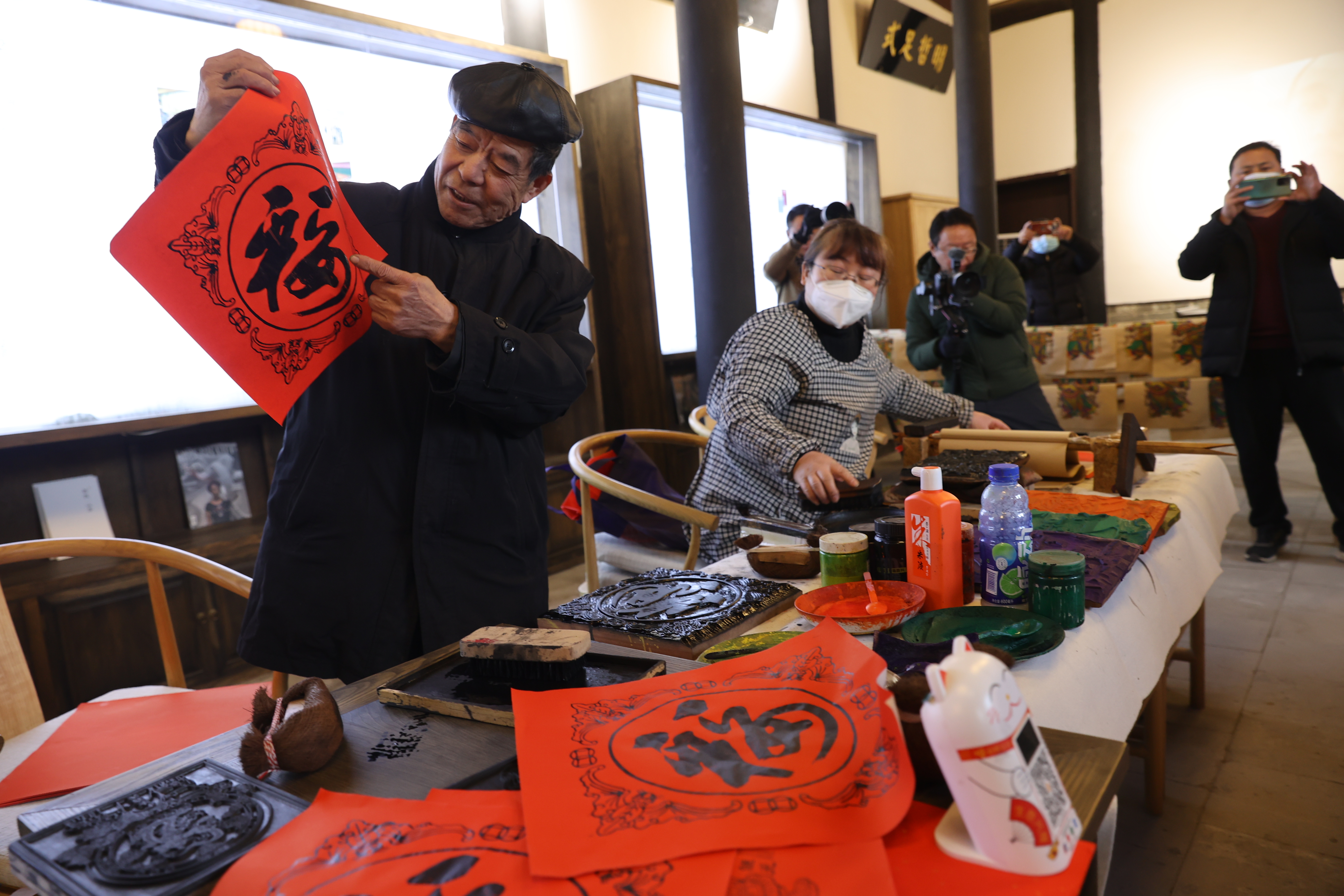 2月3日下午，由市委宣传部、市委市直机关工委主办，市25家文明单位共同参与的“相约双龙巷    元宵宋韵长”开封市2023年传承和弘扬中华优秀传统文化主题活动在我市双龙巷历史文化街区举行。 全媒体记者 石斐 摄