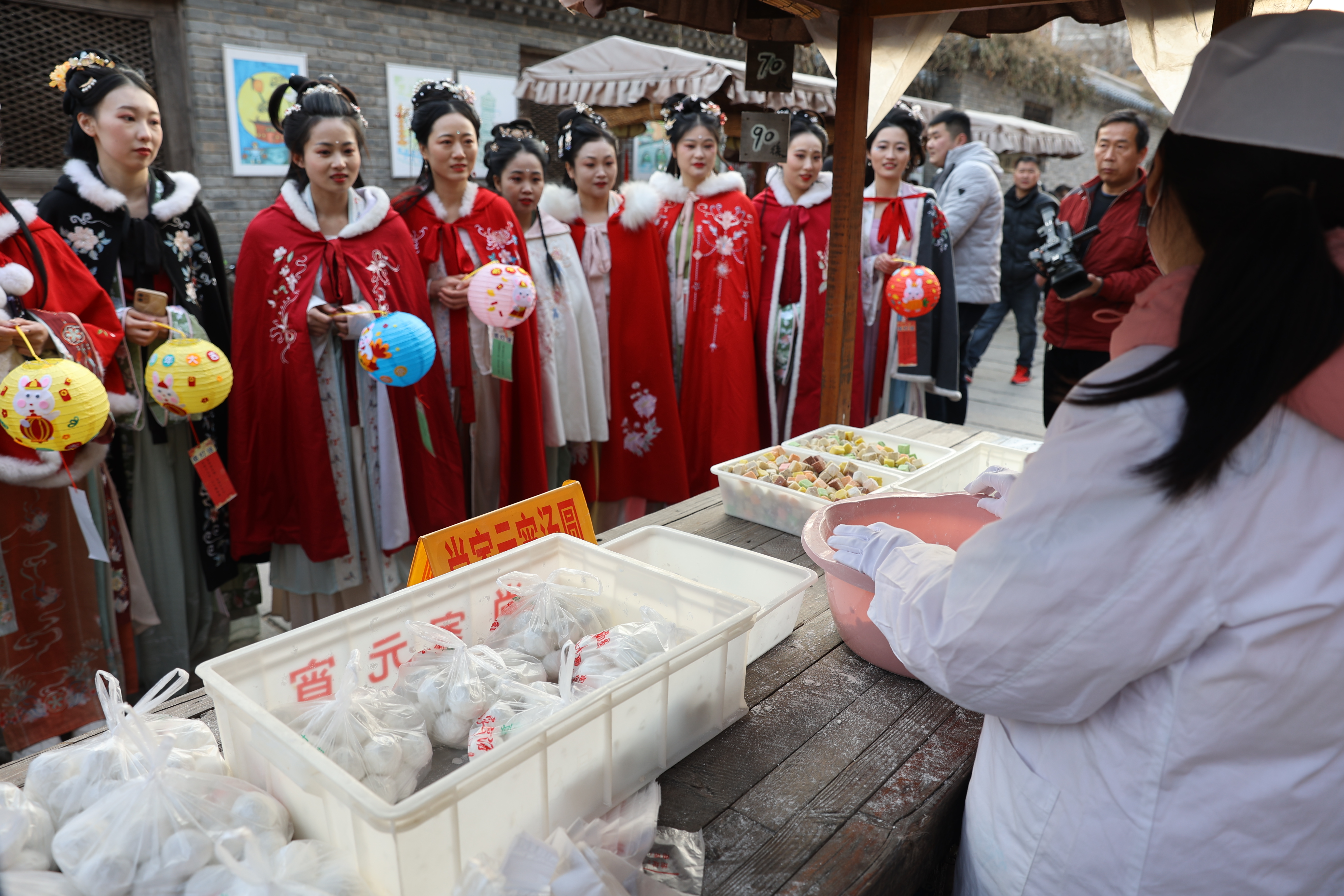 2月3日下午，由市委宣传部、市委市直机关工委主办，市25家文明单位共同参与的“相约双龙巷    元宵宋韵长”开封市2023年传承和弘扬中华优秀传统文化主题活动在我市双龙巷历史文化街区举行。 全媒体记者 石斐 摄