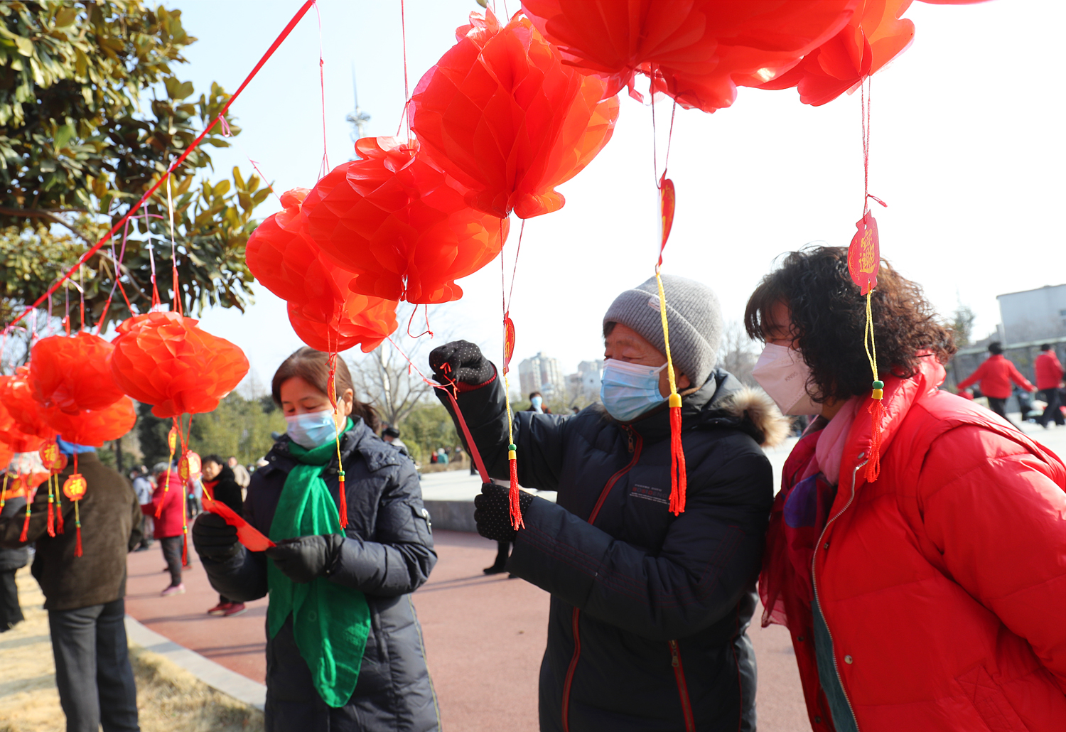 2月3日，在元宵佳节即将到来之际，汴京公园举办猜灯谜活动，吸引不少市民参与。全媒体记者 李克君 摄