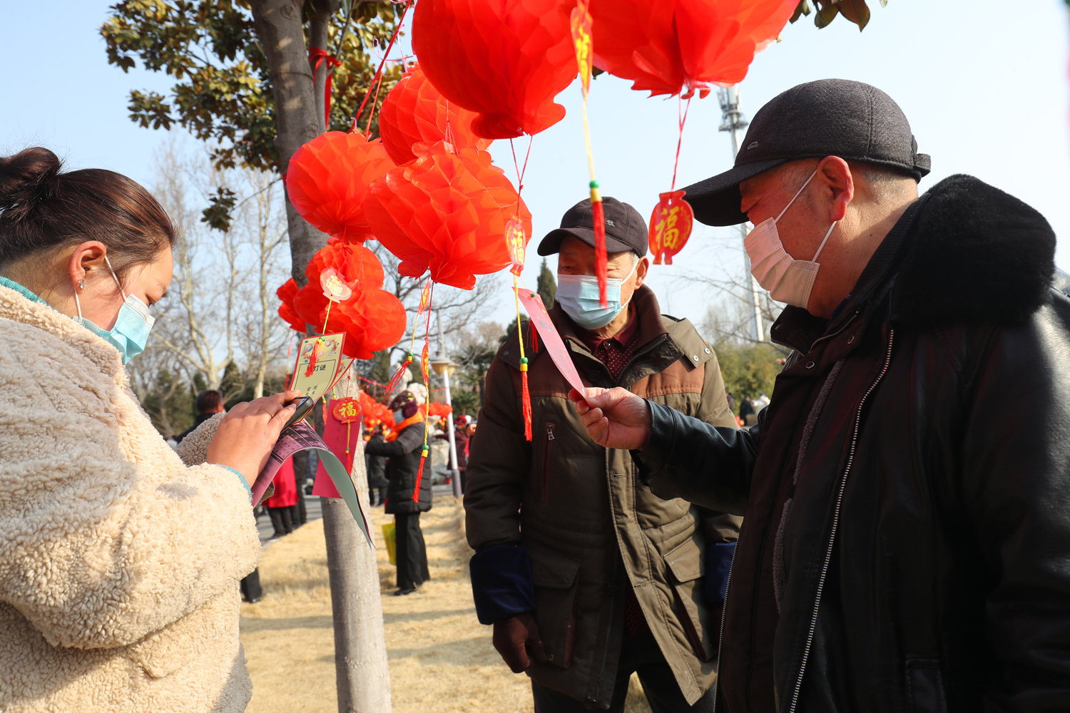 2月3日，在元宵佳节即将到来之际，汴京公园举办猜灯谜活动，吸引不少市民参与。全媒体记者 李克君 摄