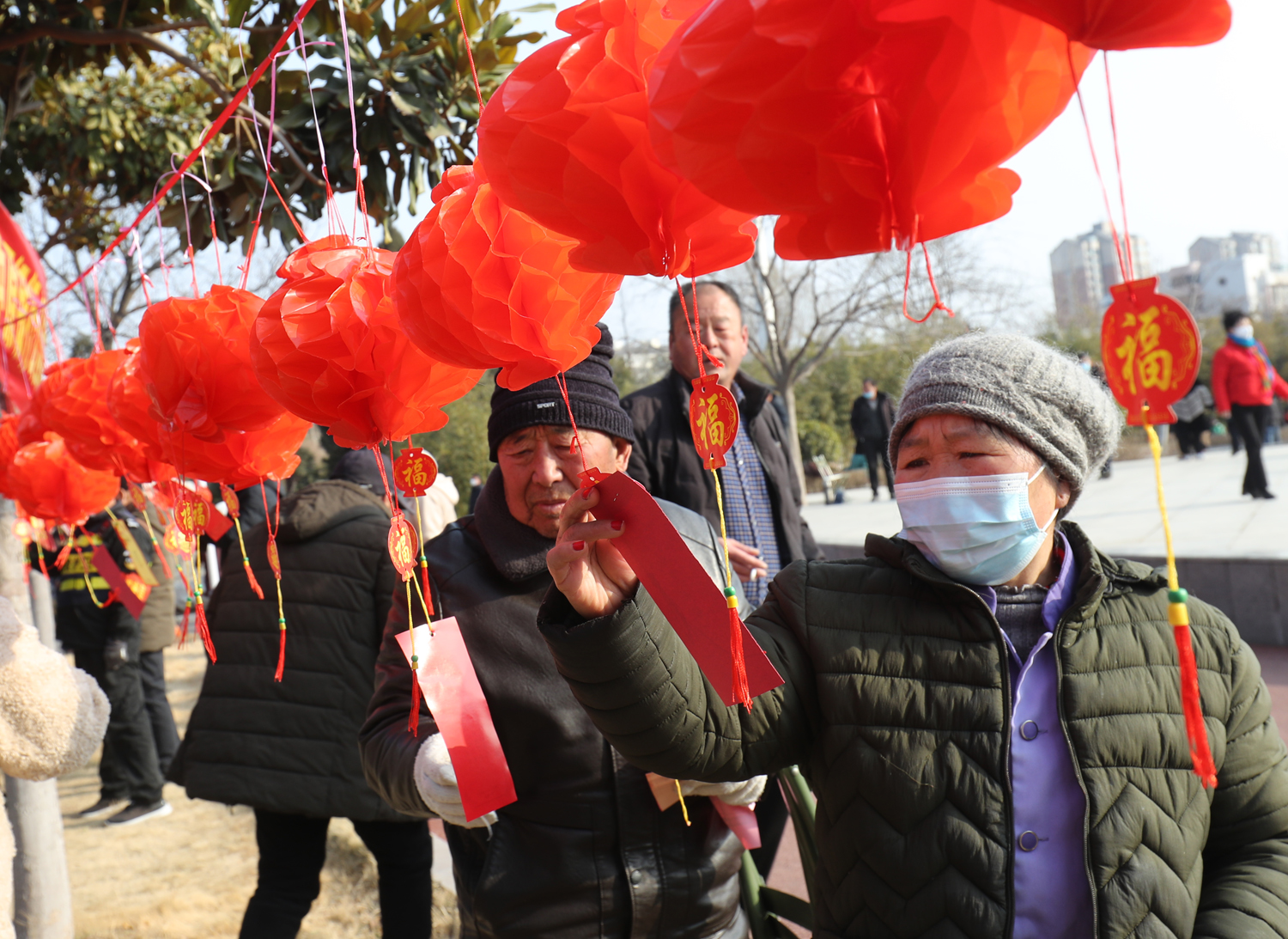 2月3日，在元宵佳节即将到来之际，汴京公园举办猜灯谜活动，吸引不少市民参与。全媒体记者 李克君 摄