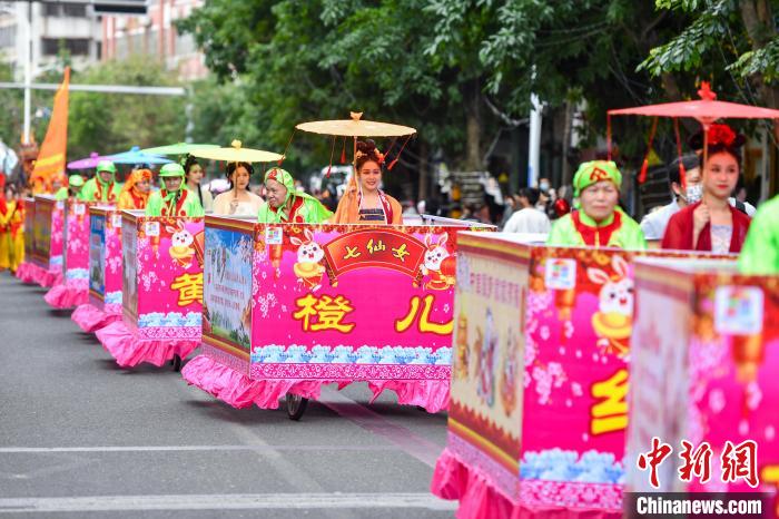 图为“装马匹”民俗巡游队伍。　骆云飞 摄