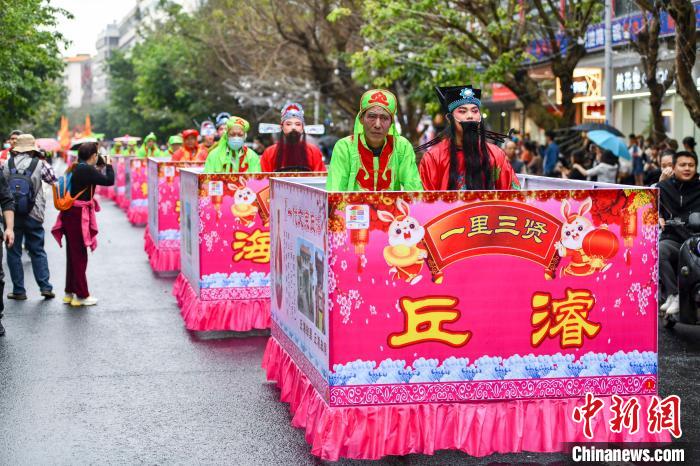 图为“装马匹”民俗巡游队伍穿过海口府城中山路。　骆云飞 摄