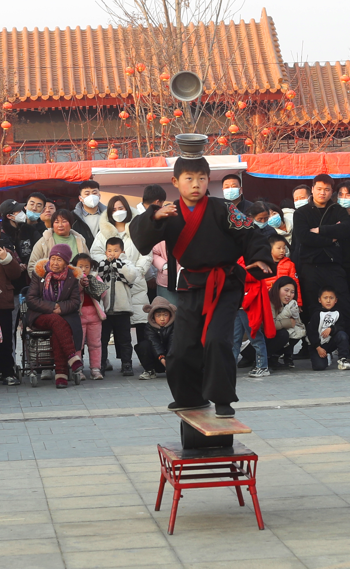 2月5日元宵节。当日，我市天气晴朗，公园和景区热闹非凡，许多游客和市民赶庙会观看精彩表演，享受节日的快乐。                                      全媒体记者  李克君  摄