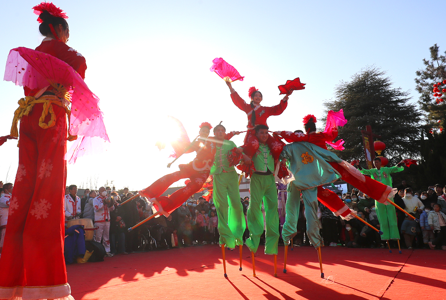 2月5日元宵节。当日，我市天气晴朗，公园和景区热闹非凡，许多游客和市民赶庙会观看精彩表演，享受节日的快乐。                                      全媒体记者  李克君  摄