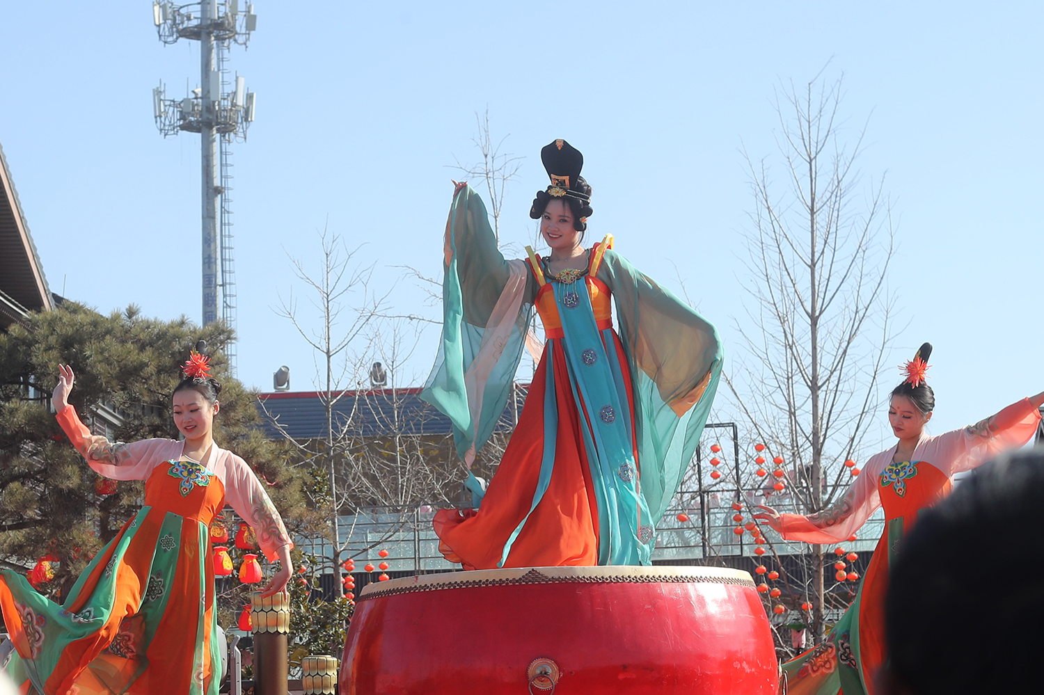 2月5日元宵节。当日，我市天气晴朗，公园和景区热闹非凡，许多游客和市民赶庙会观看精彩表演，享受节日的快乐。        