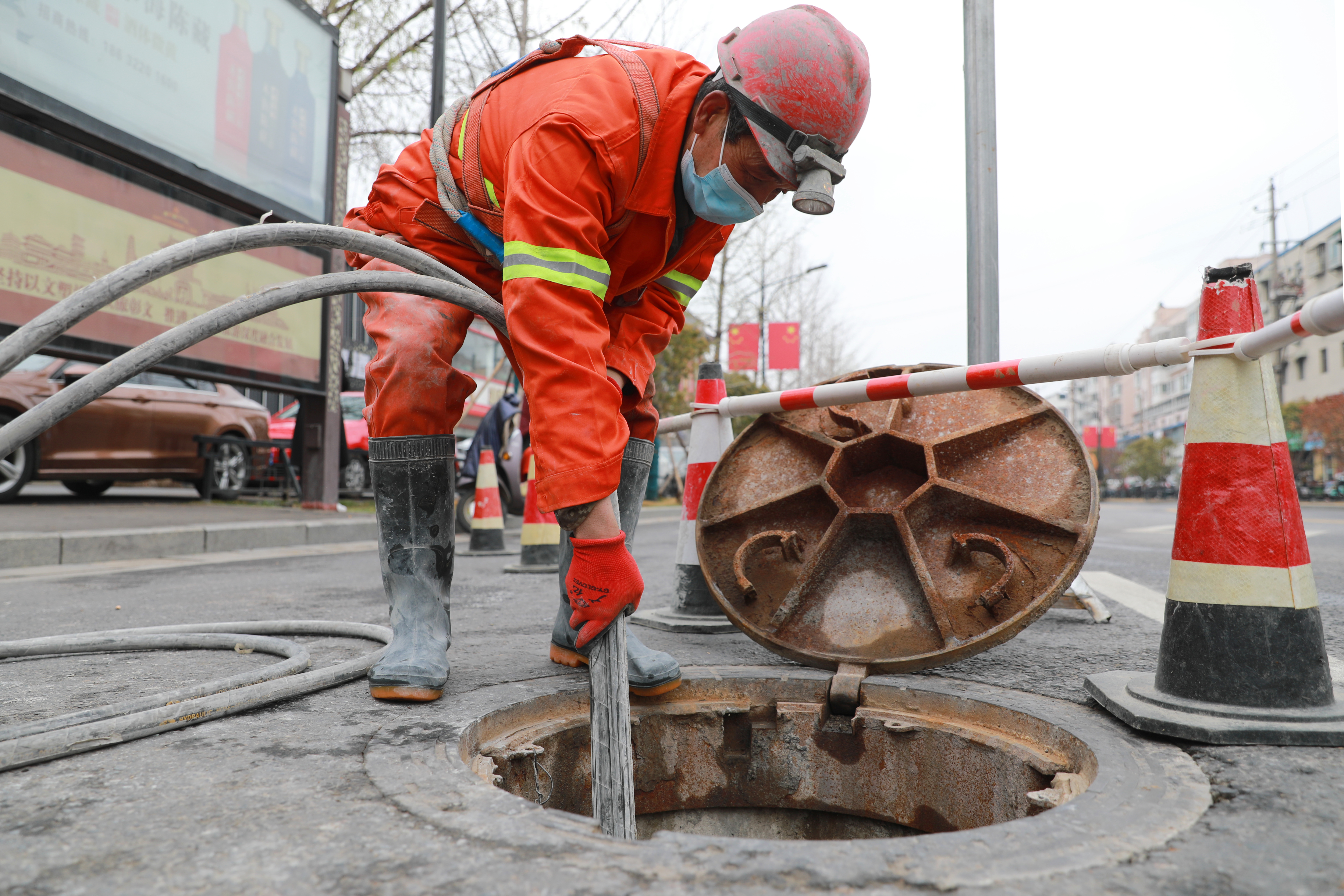 3月23日，市政工人在晋安路疏通地下管网，加强排水设施维护，保障城市汛期排水安全。全媒体记者 姜菡 摄