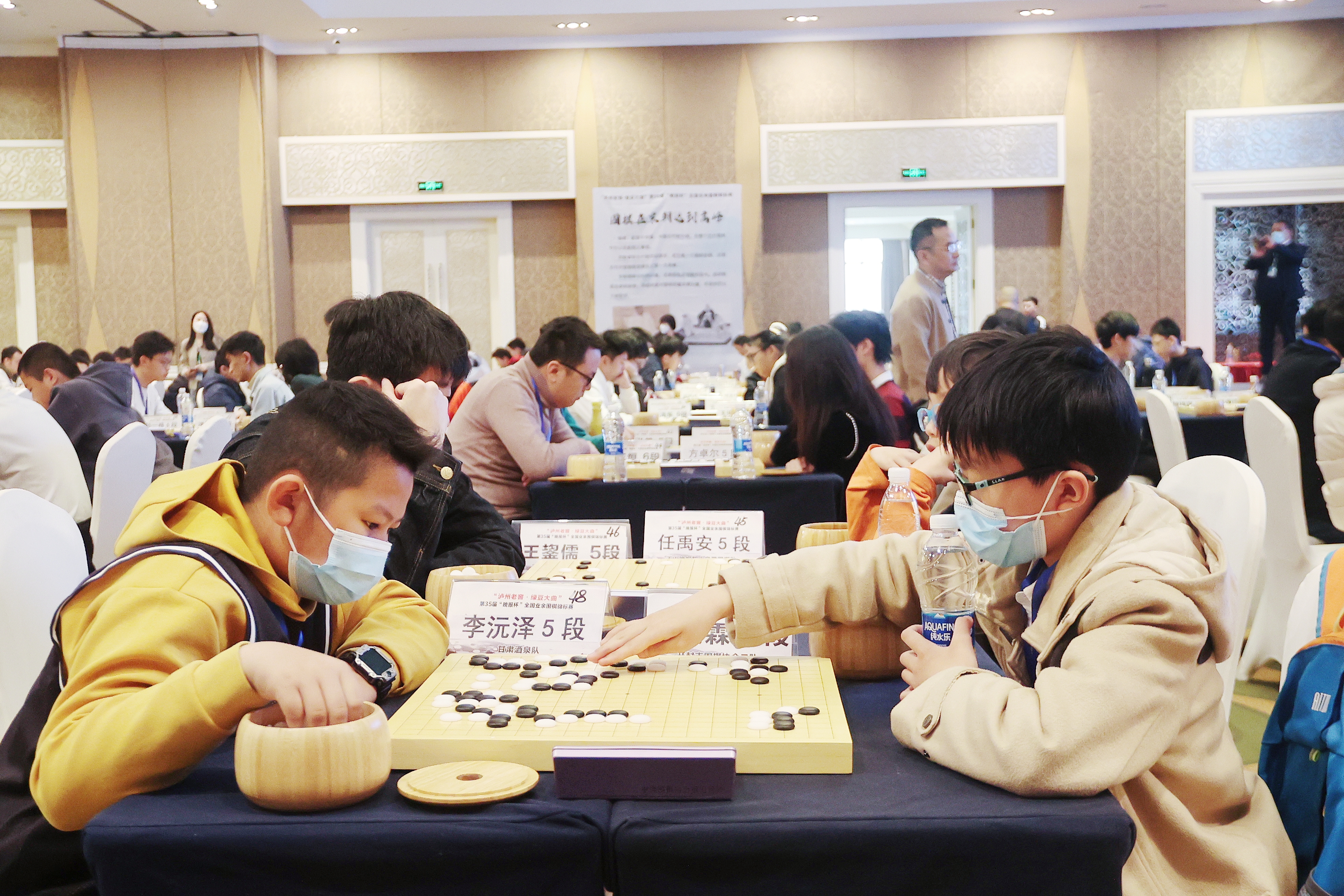 3月25日，参加第35届“晚报杯”全国业余围棋锦标赛的棋手齐聚一堂，展开精彩对决。 全媒体记者 李浩 摄 