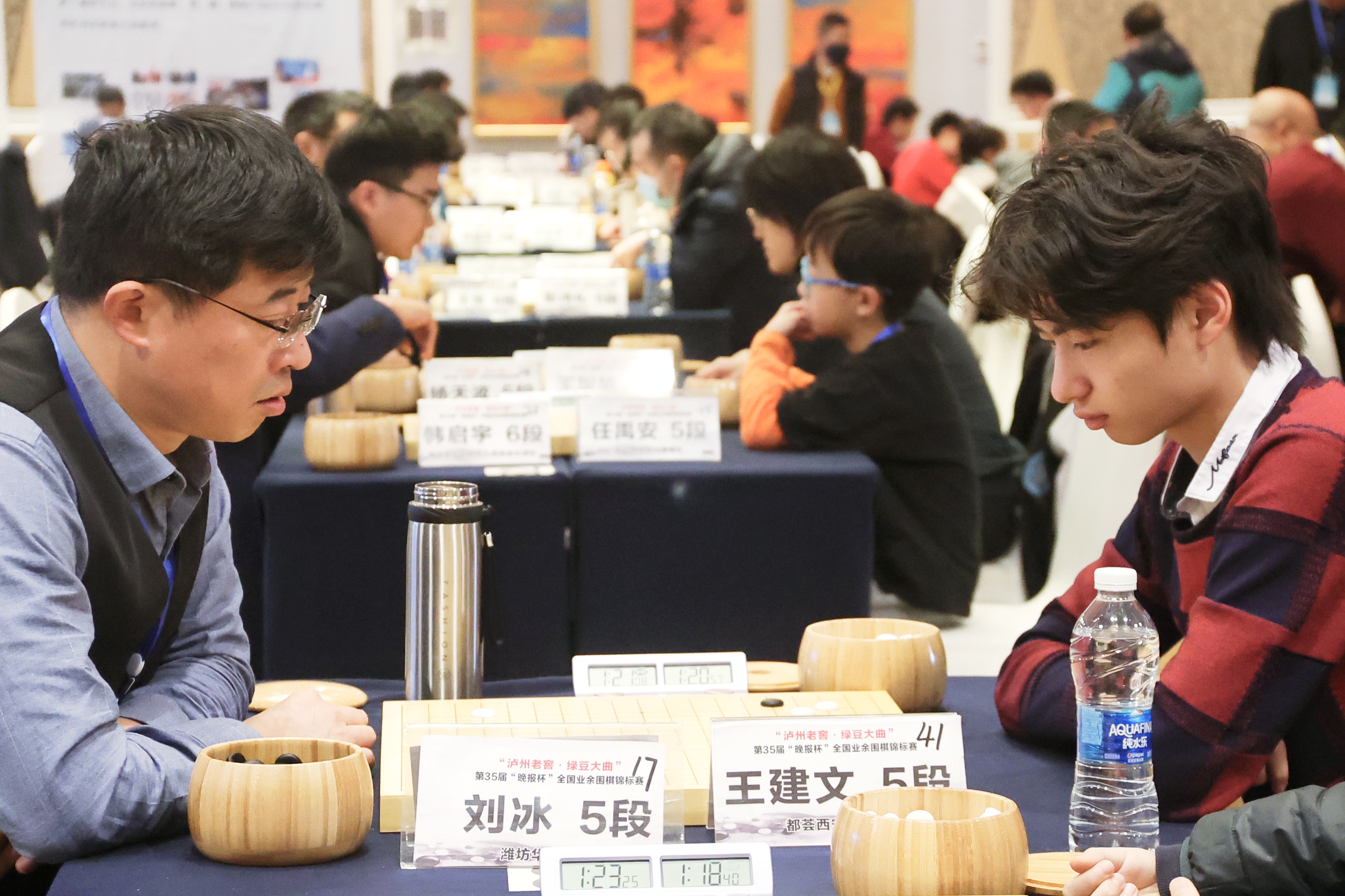 3月27日，第35届“晚报杯”全国业余围棋锦标赛持续进行，各位参赛运动员全神贯注进行比赛。全媒体记者 李浩 摄