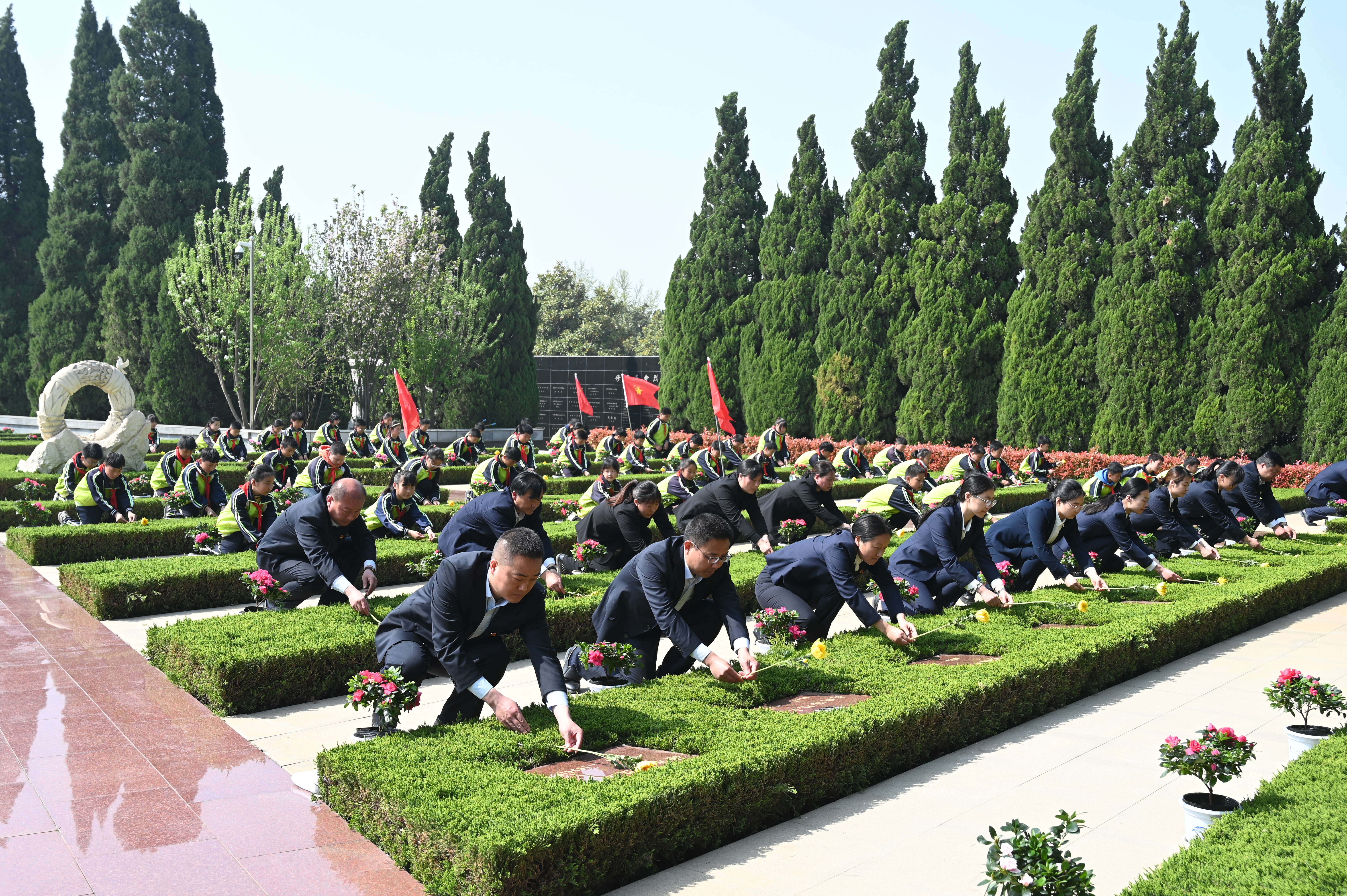 3月30日上午，市退役军人事务局、市百塔小学在市烈士陵园内举行了一场庄严肃穆的清明代祭英烈活动。全媒体记者 校爱玲 摄