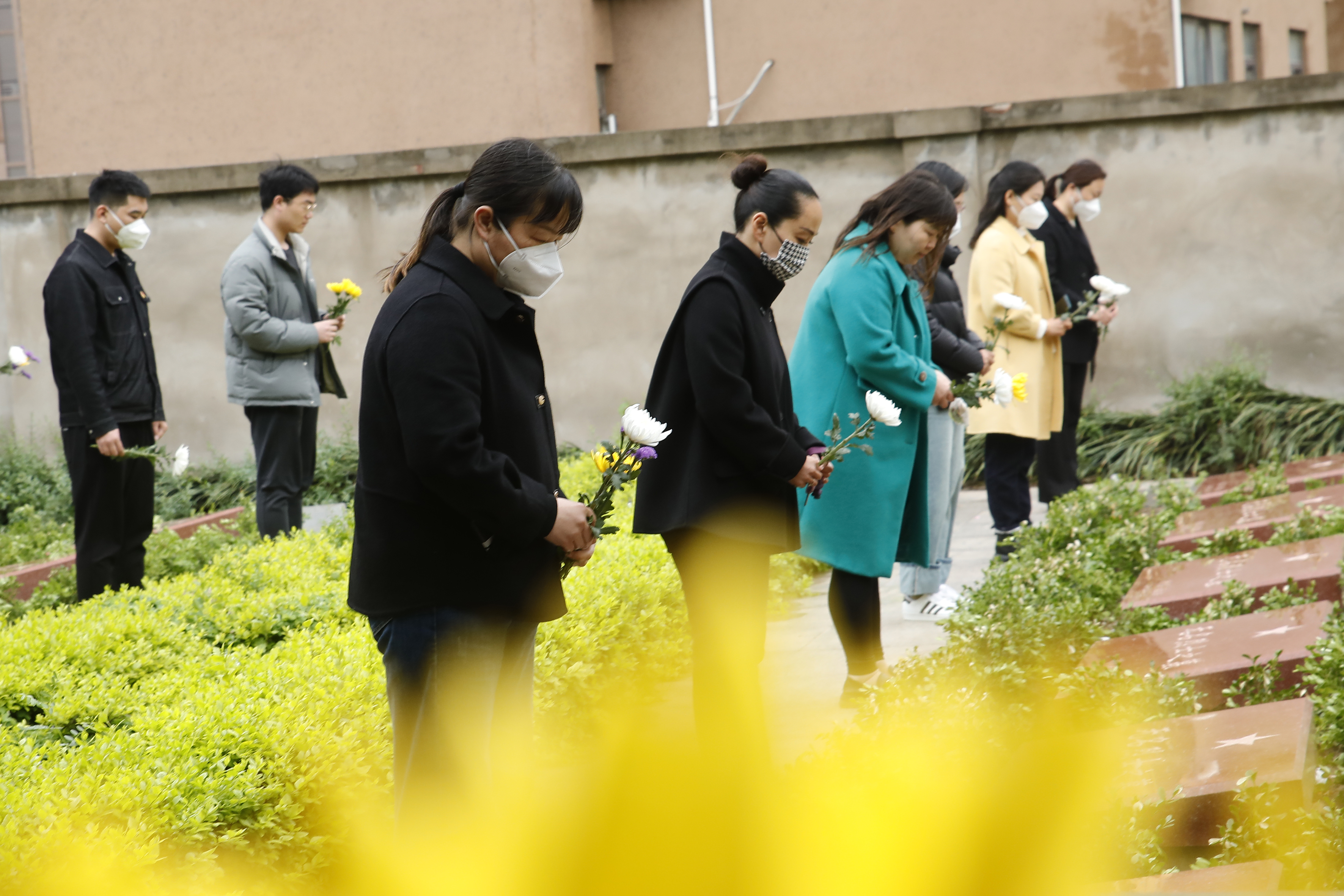 4月4日上午，尉氏县武警官兵、社会群众、中小学师生等各界人士来到尉氏县烈士陵园开展清明祭扫活动，缅怀英烈、寄托哀思，重温革命历史，接受爱国主义教育。李新义 摄