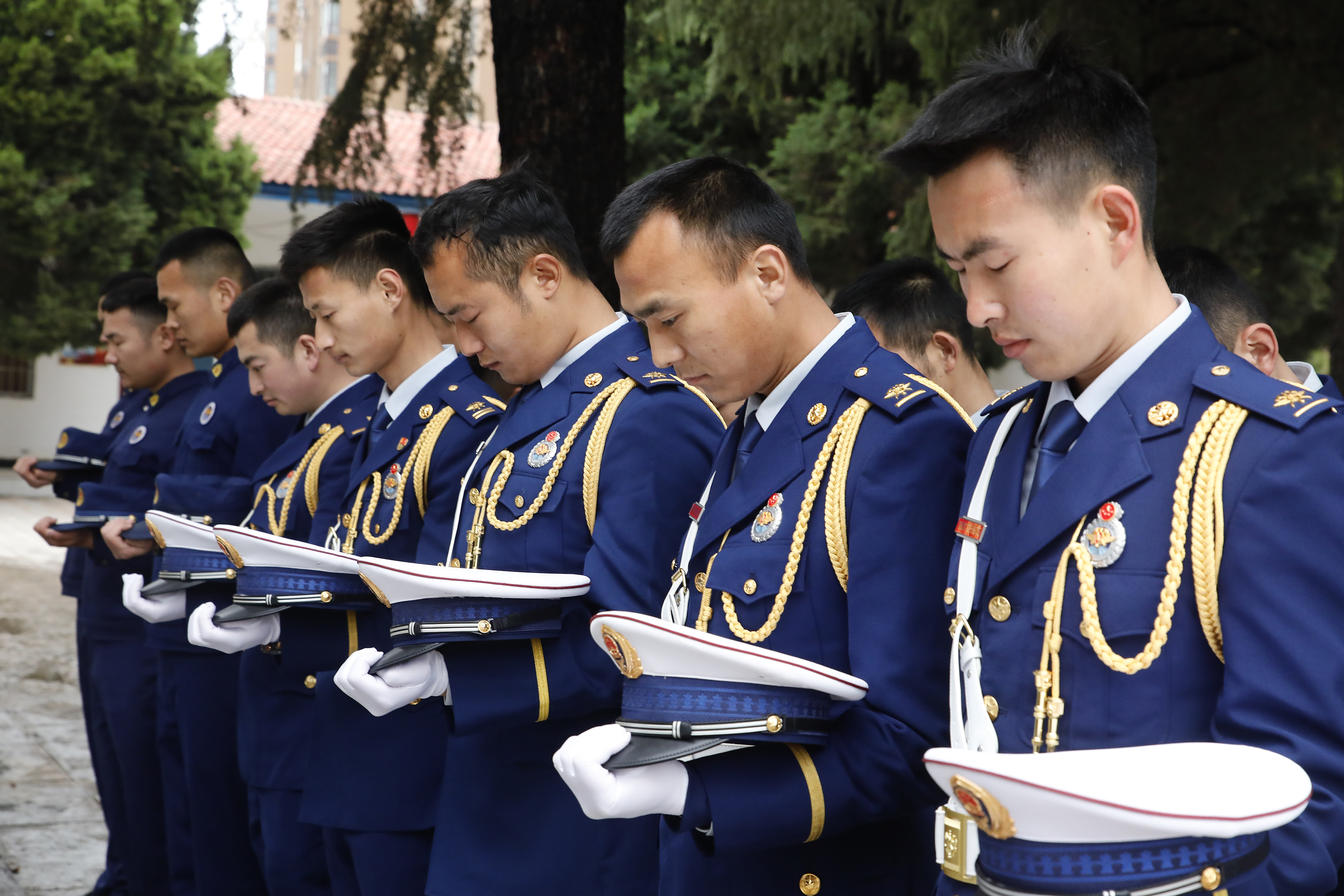 4月4日上午，尉氏县武警官兵、社会群众、中小学师生等各界人士来到尉氏县烈士陵园开展清明祭扫活动，缅怀英烈、寄托哀思，重温革命历史，接受爱国主义教育。李新义 摄