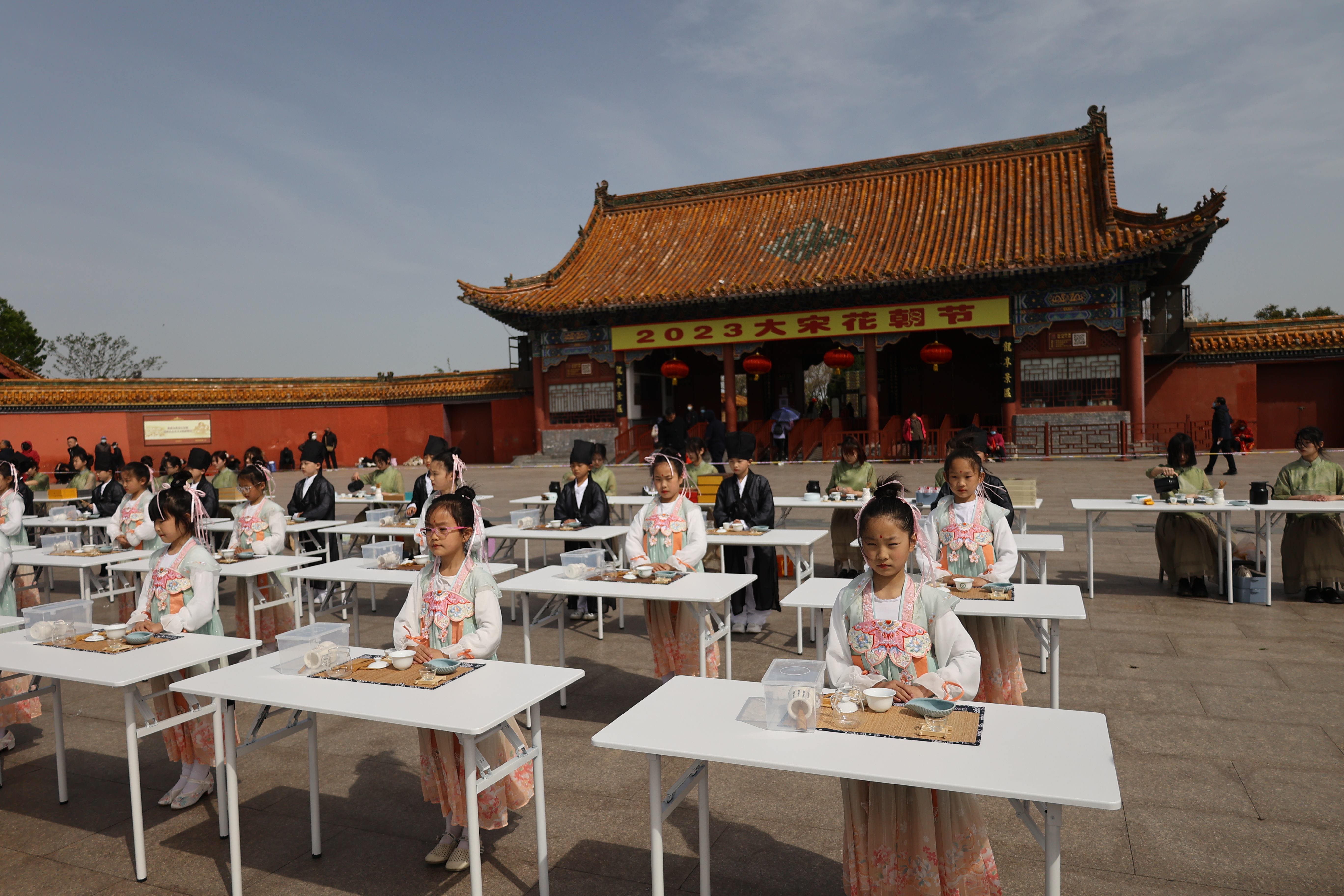 4月6日，2023中国（开封）清明文化节非遗宋代茶艺展演及大宋北苑贡茶品鉴活动在龙亭公园午朝门广场举行。全媒体记者 袁洋 摄 