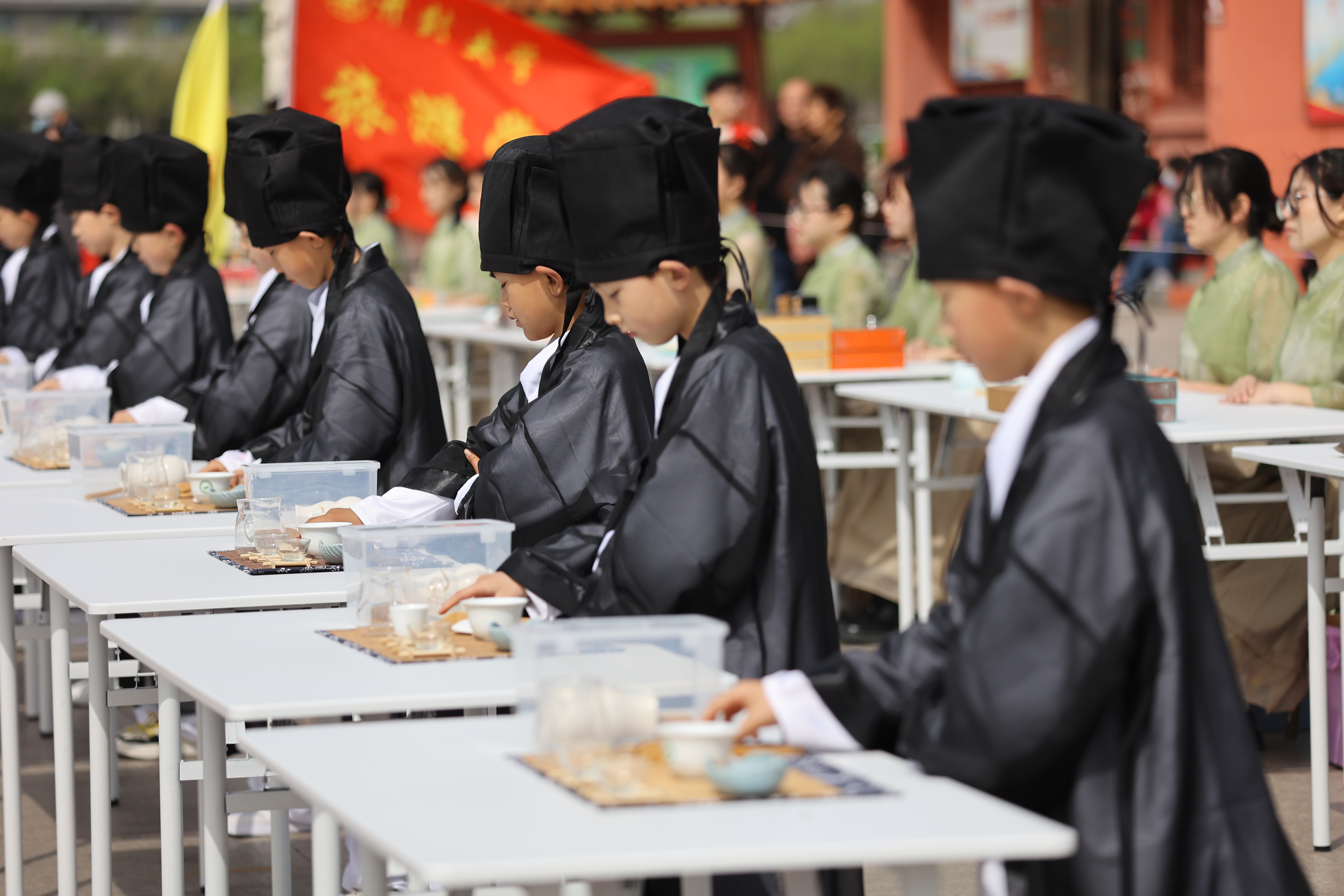 4月6日，2023中国（开封）清明文化节非遗宋代茶艺展演及大宋北苑贡茶品鉴活动在龙亭公园午朝门广场举行。全媒体记者 袁洋 摄 
